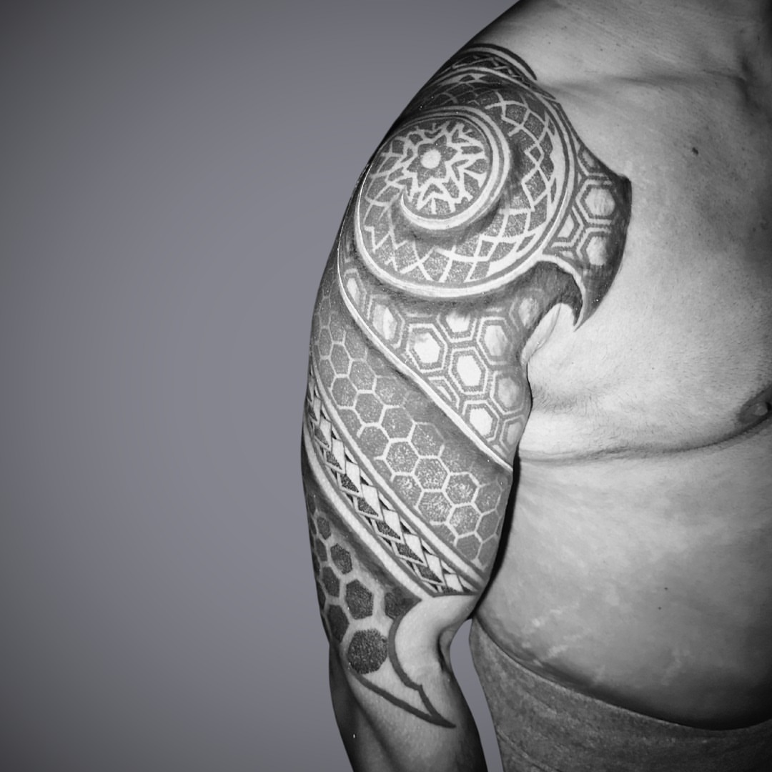 Geometric pattern geometric tattoo on the shoulder by Jordan Rookus