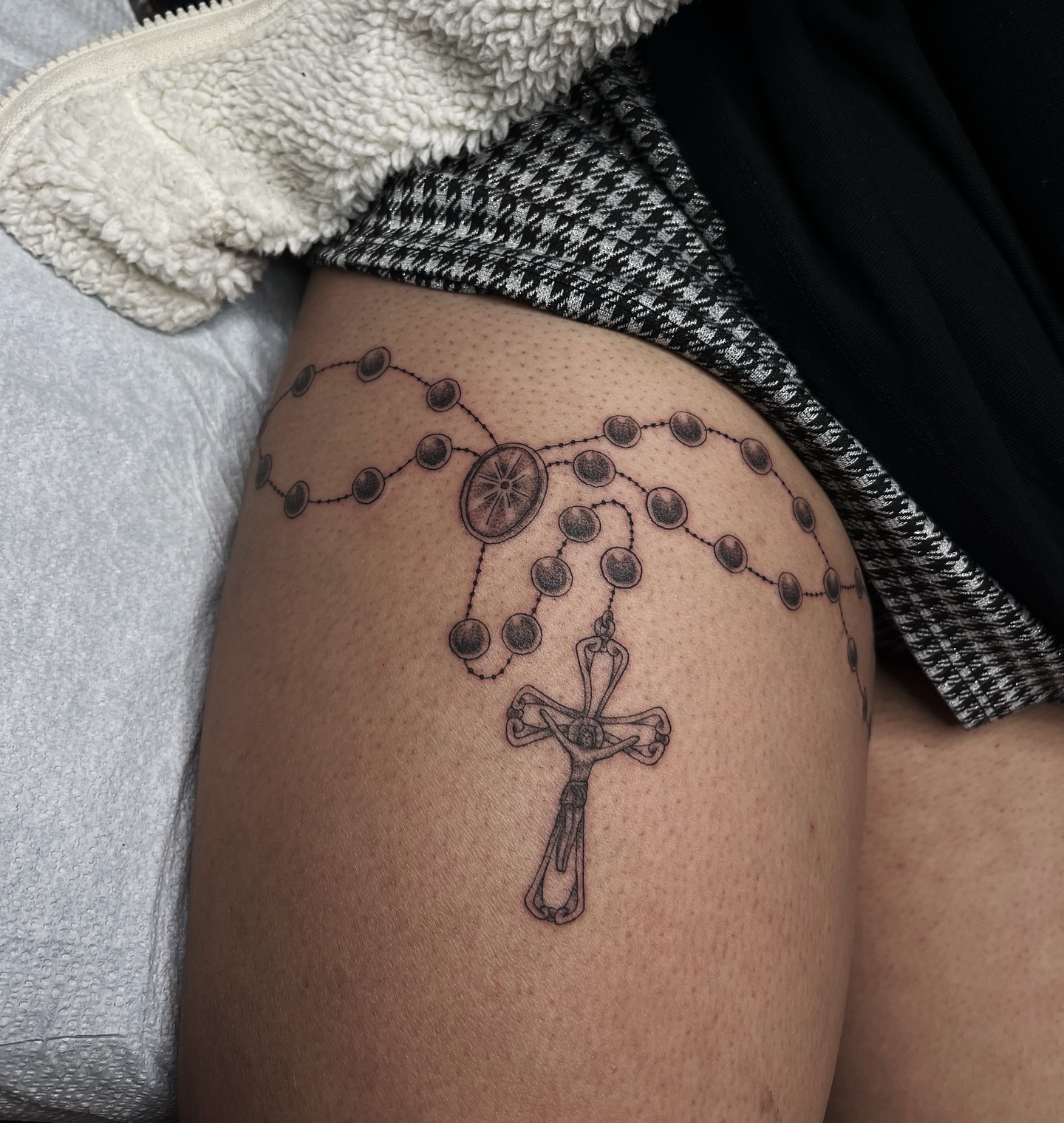 Rosary black and grey tattoo on the thigh by Taylor Newton