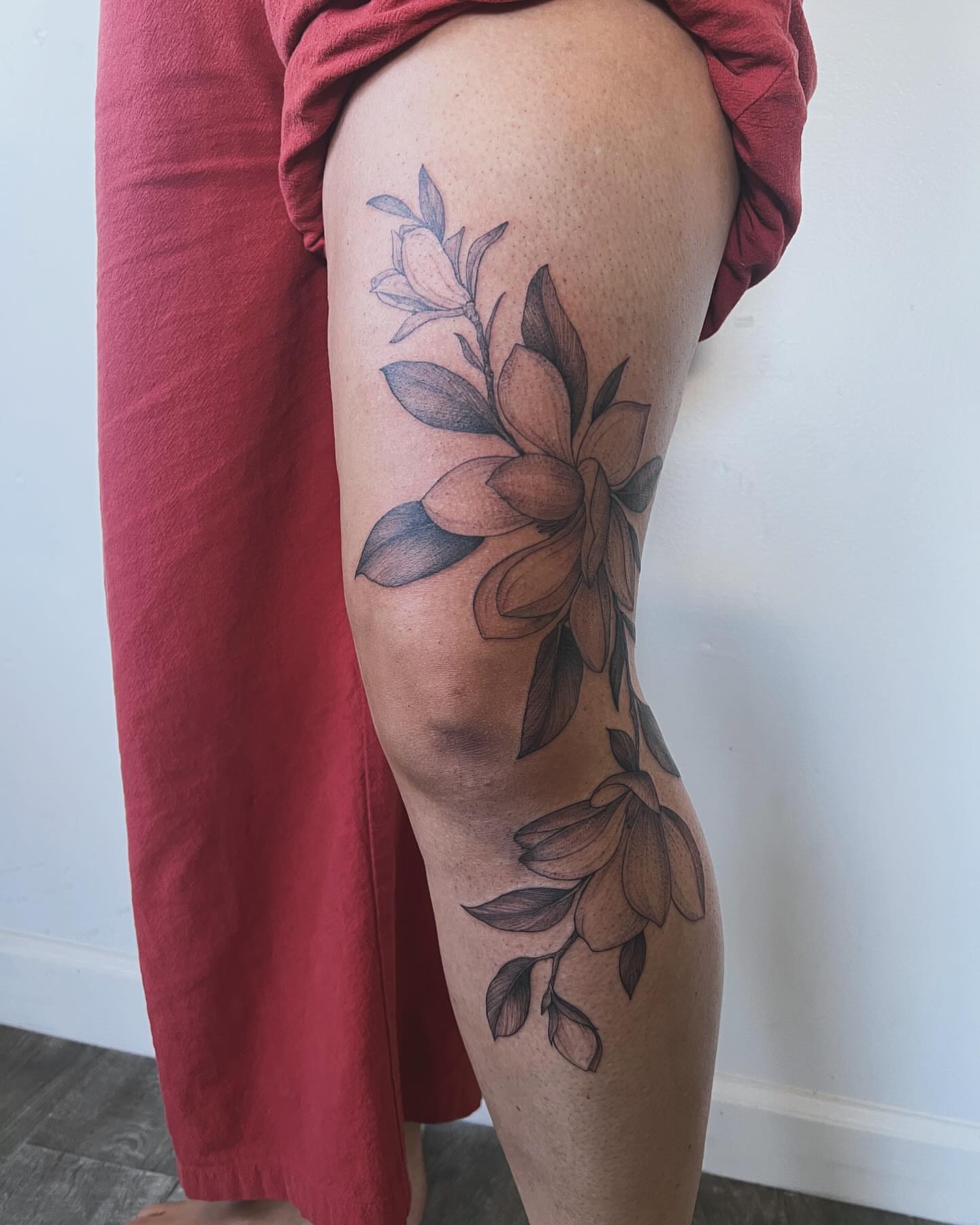 Flower black and grey tattoo on the thigh by See See : botanical tattoo artist :
