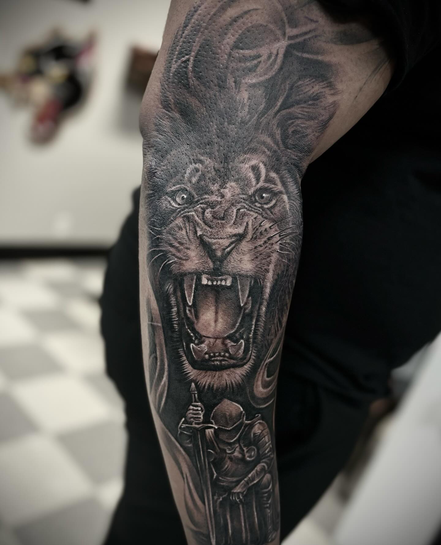 Roaring lion realism tattoo on the forearm by ๐๐๐๐๐๐๐ ๐ฌ.๐ผ