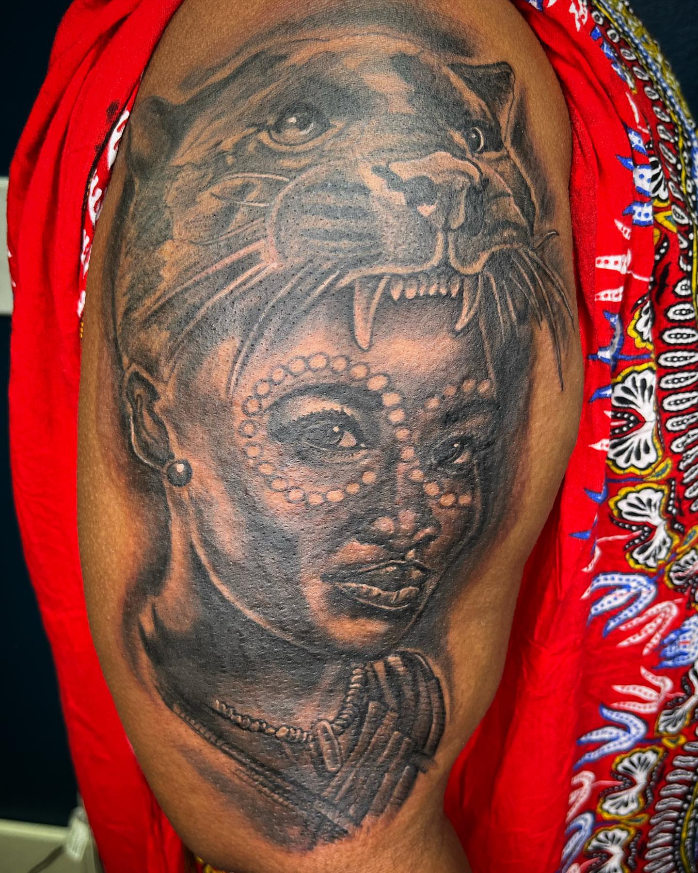 Woman with tiger realism tattoo on the shoulder by Darius Armour (Tattoo Artist)