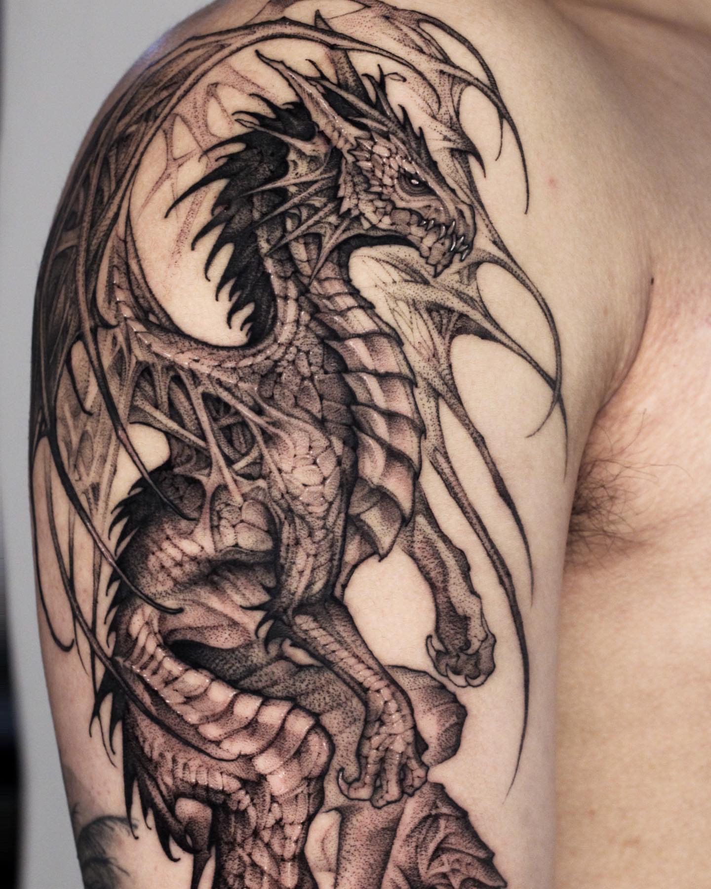 Dragon realism tattoo on the shoulder by 우레