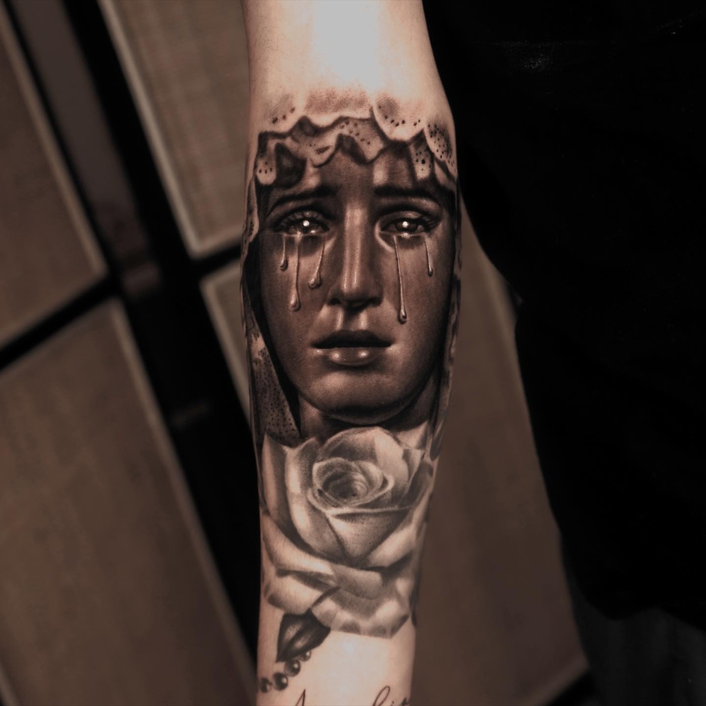 Woman's face with tears realism tattoo on the forearm by Eduardo Alonso Cruz ๐ฒ๐ฝ