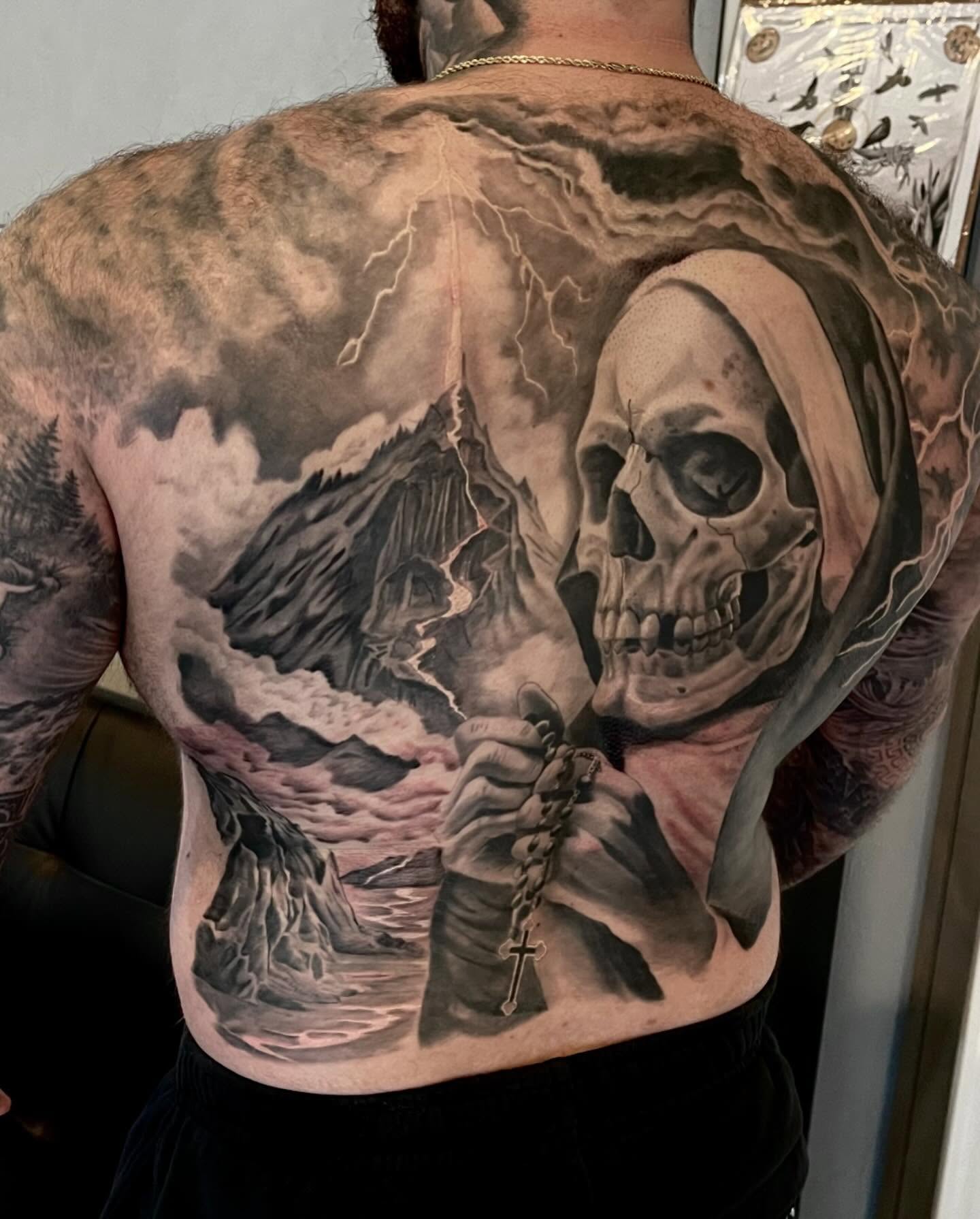 Skull and mountain realism tattoo on the back by Antonio Massimino