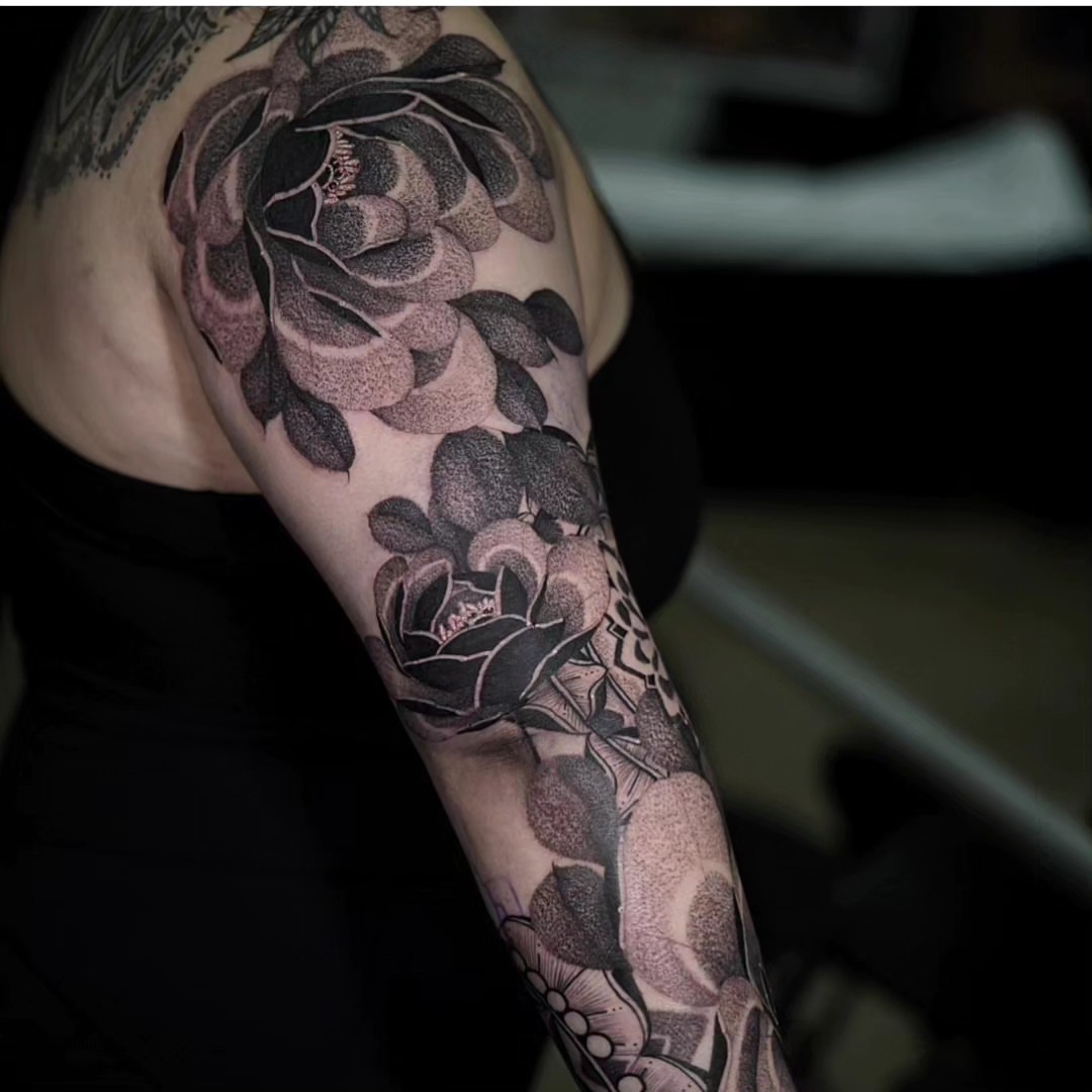 Roses realism tattoo on the upper arm by miami tattoo artist