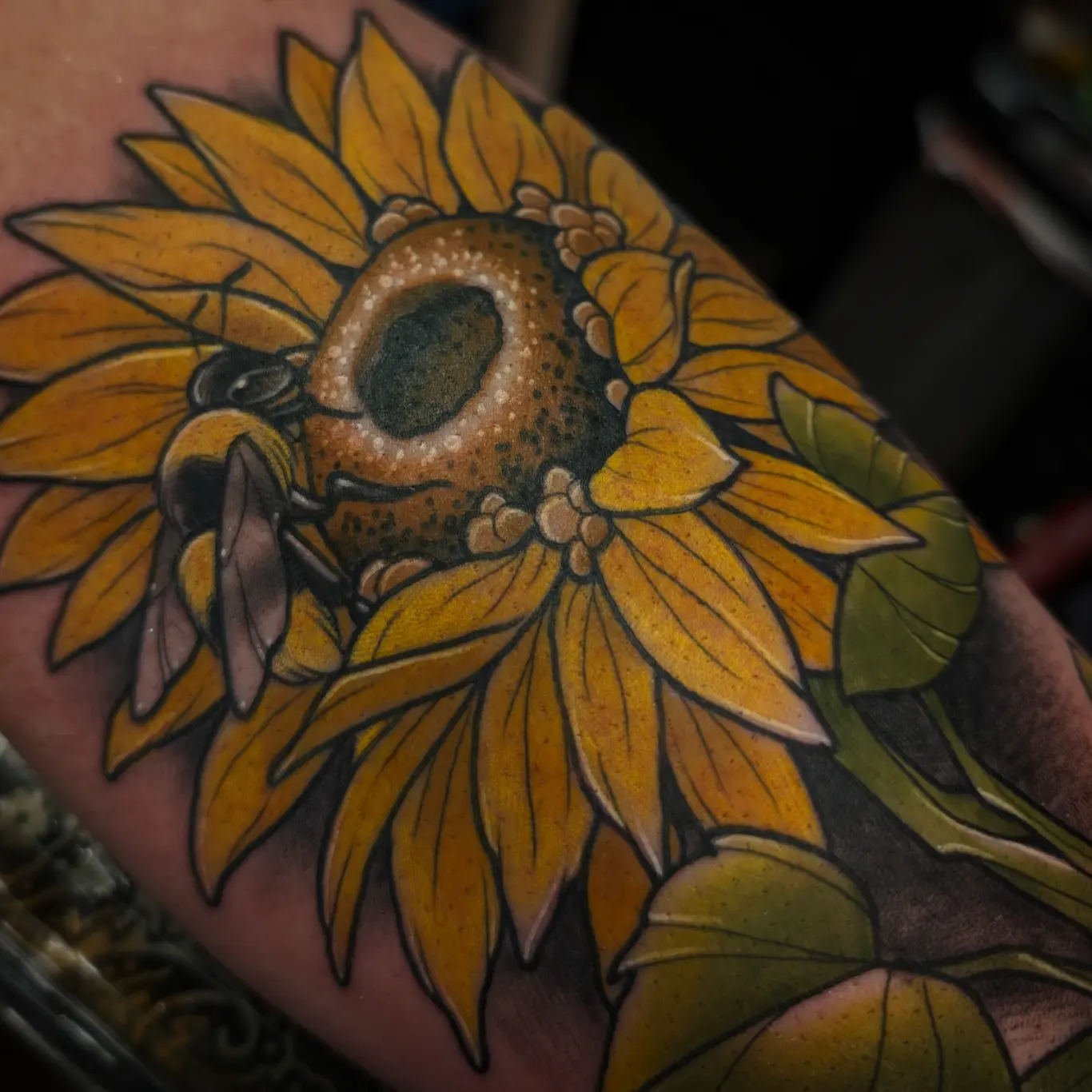 Sunflower and bee realism tattoo on the forearm by 𝑹𝒆𝒚𝒎𝒂𝒓𝒄 𝑫𝒂𝒚𝒂𝒖𝒐𝒏