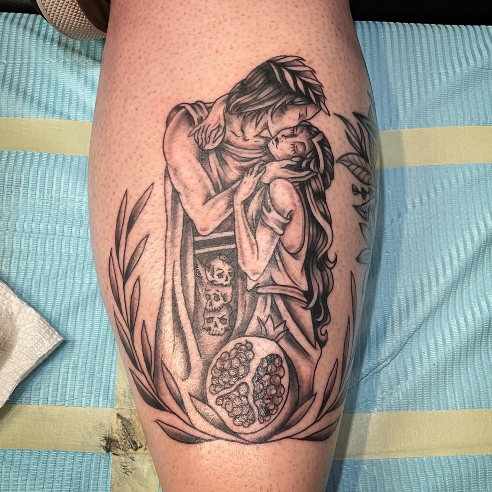 Couple kissing realism tattoo on the thigh by Kimberly Shordon