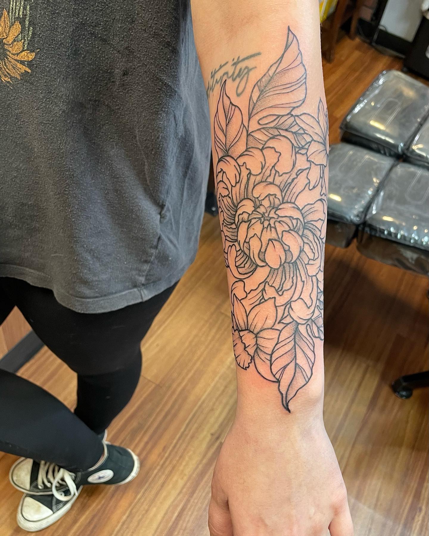 Floral bouquet black and grey tattoo on the forearm by Anna sabrowsky