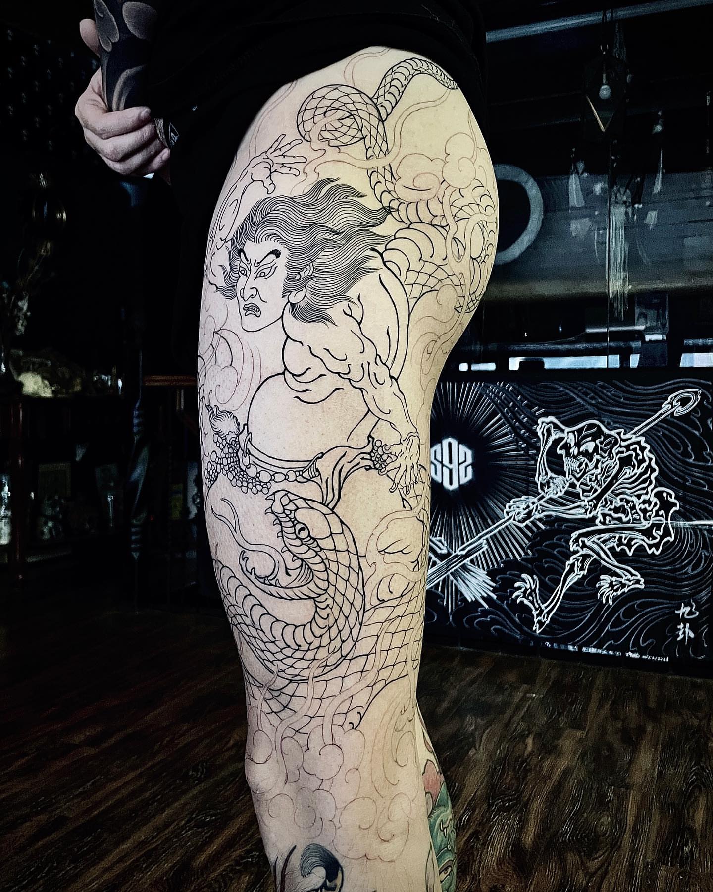 Woman with dragon japanese irezumi tattoo on the thigh by Scienz 九卦刺青