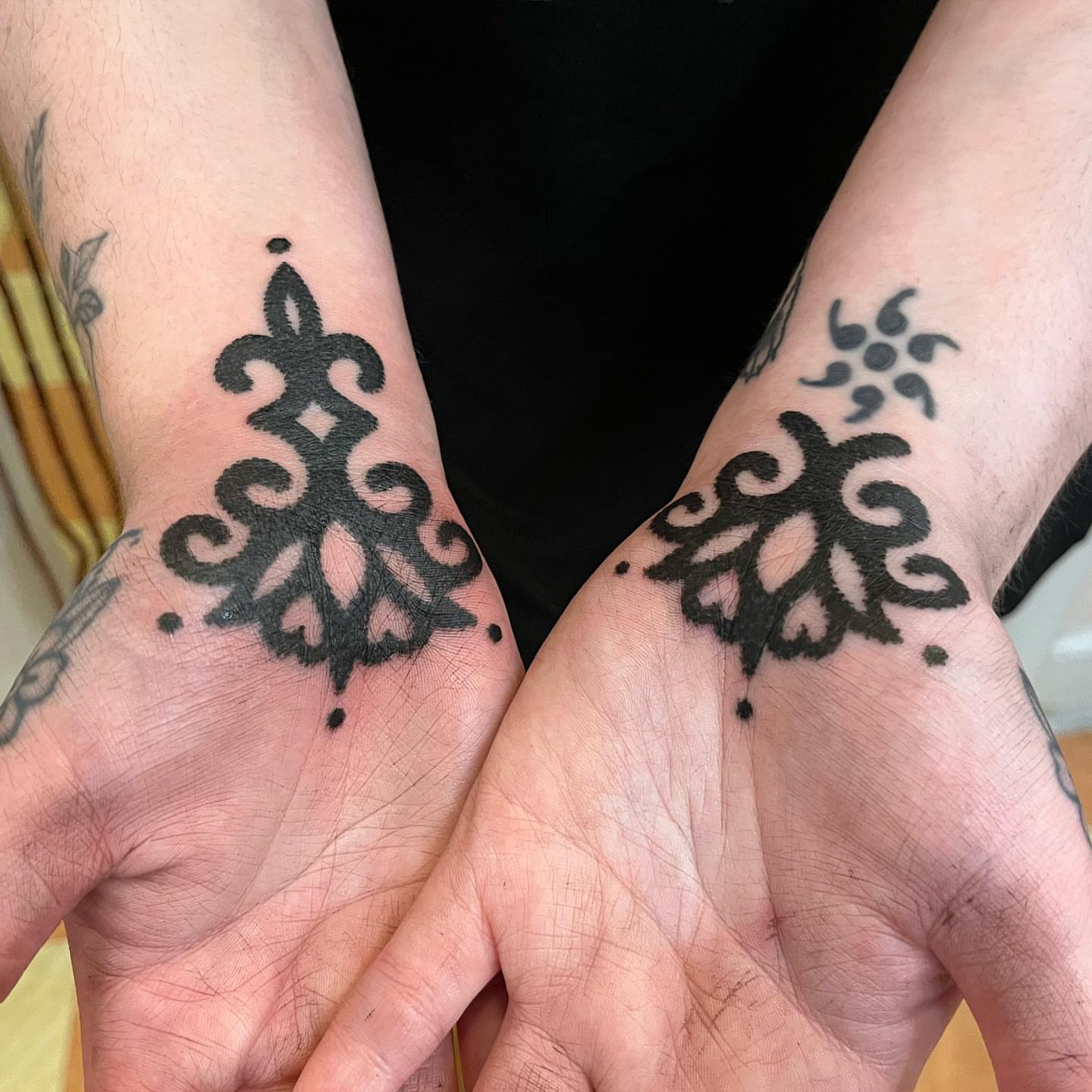 Floral pattern black and grey tattoo on the hand by kevvy