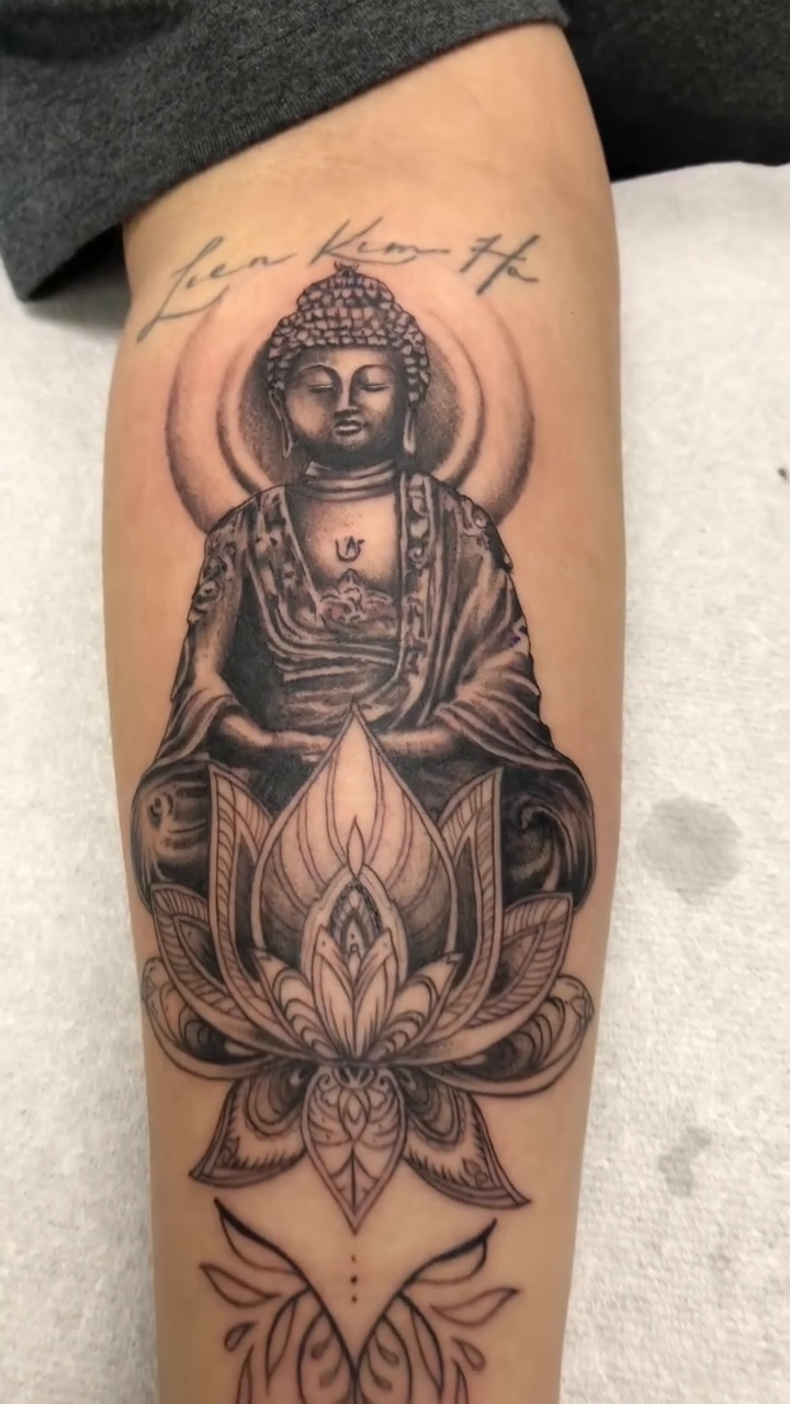 Tattoo by @tiffypxo — black_and_grey, realism
