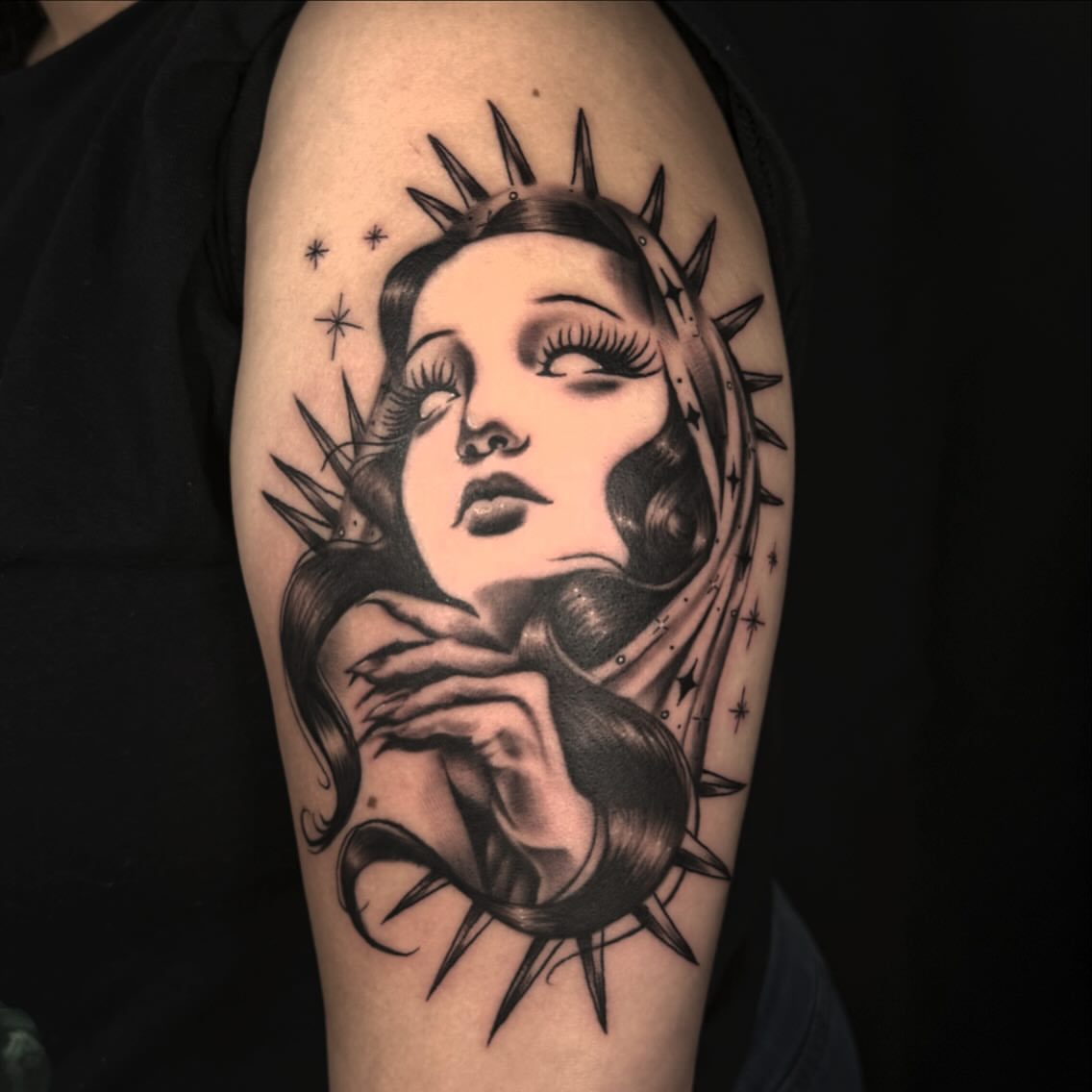 Woman with sunburst illustrative tattoo on the shoulder by โโฎโ๐ถ๐๐ฝ๐๐๐ู เฃชโญ las vegas tattoo artist