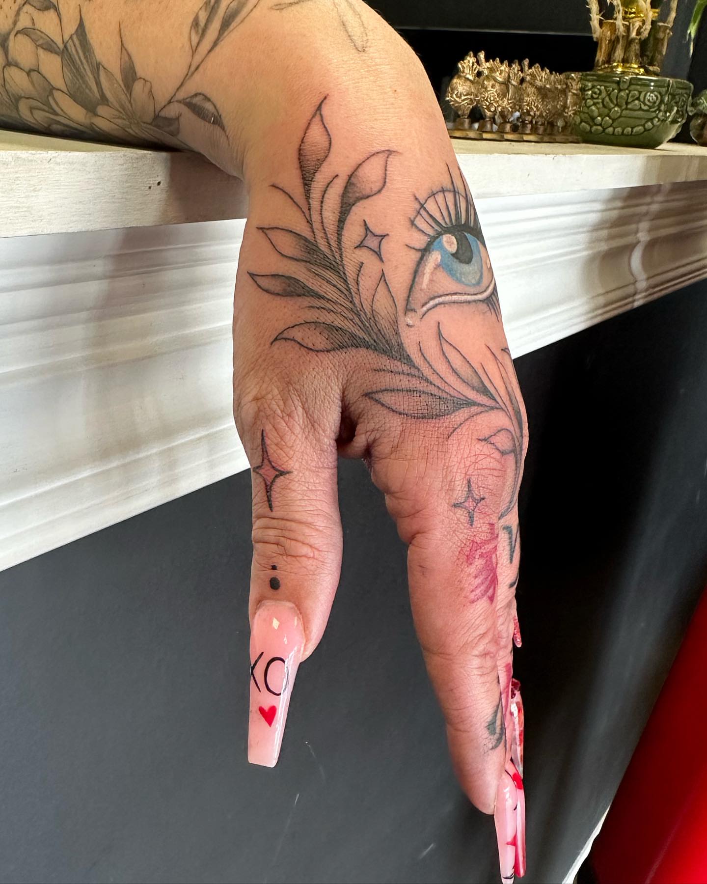 Eye and feather neo-traditional tattoo on the hand by 𝕵𝖊𝖘𝖘𝖆 𝕭𝖎𝖌𝖊𝖑𝖔𝖜, Harrison, New Jersey