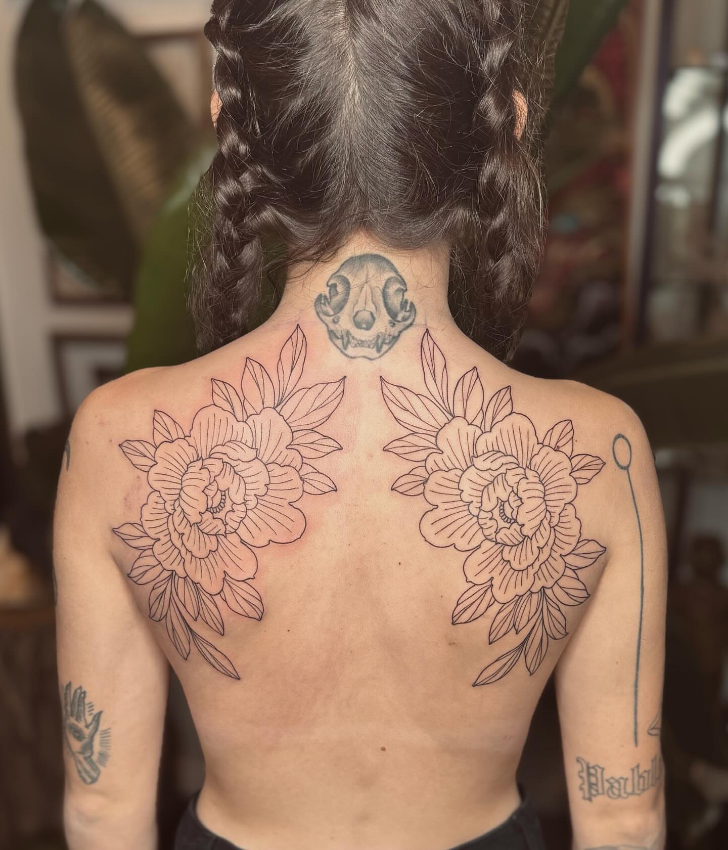 Tattoo by @astrearomerotattoos — black_and_grey
