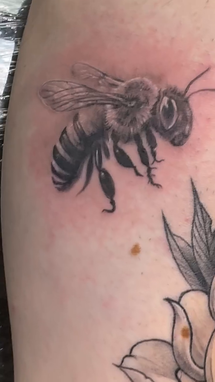Bee realism tattoo by Hori Shit
