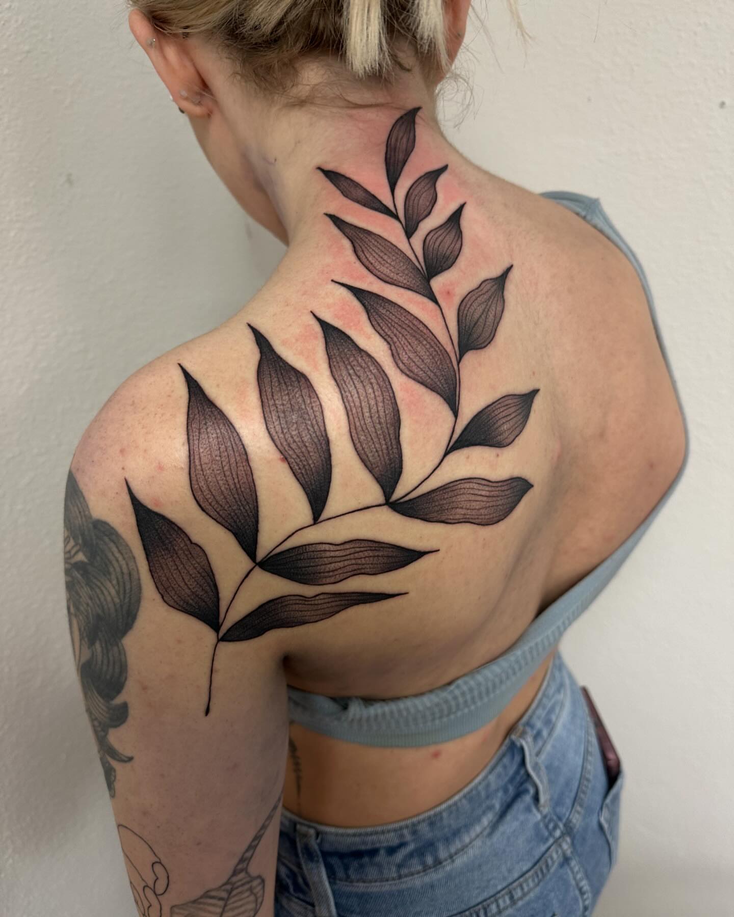 Leaf black and grey tattoo on the back by Juan Vega (tony)