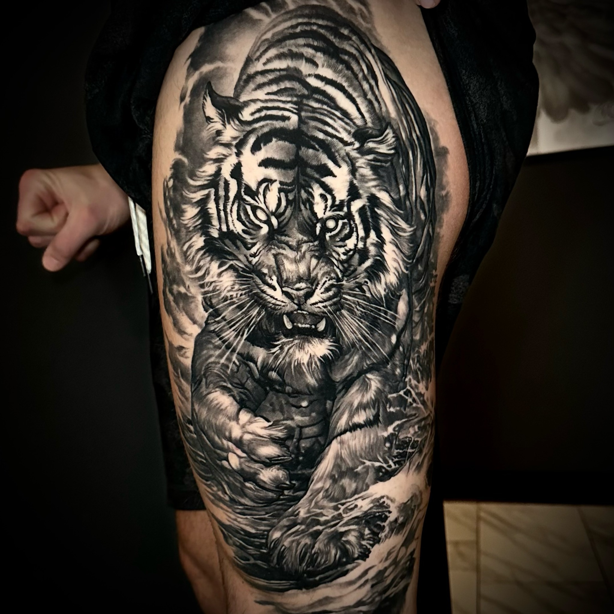 Tiger realism tattoo on the thigh by Chrisjansentattoo