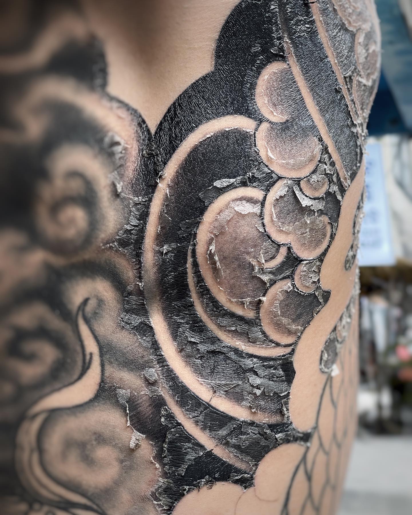 Abstract swirls geometric tattoo on the upper arm by Scienz 九卦刺青