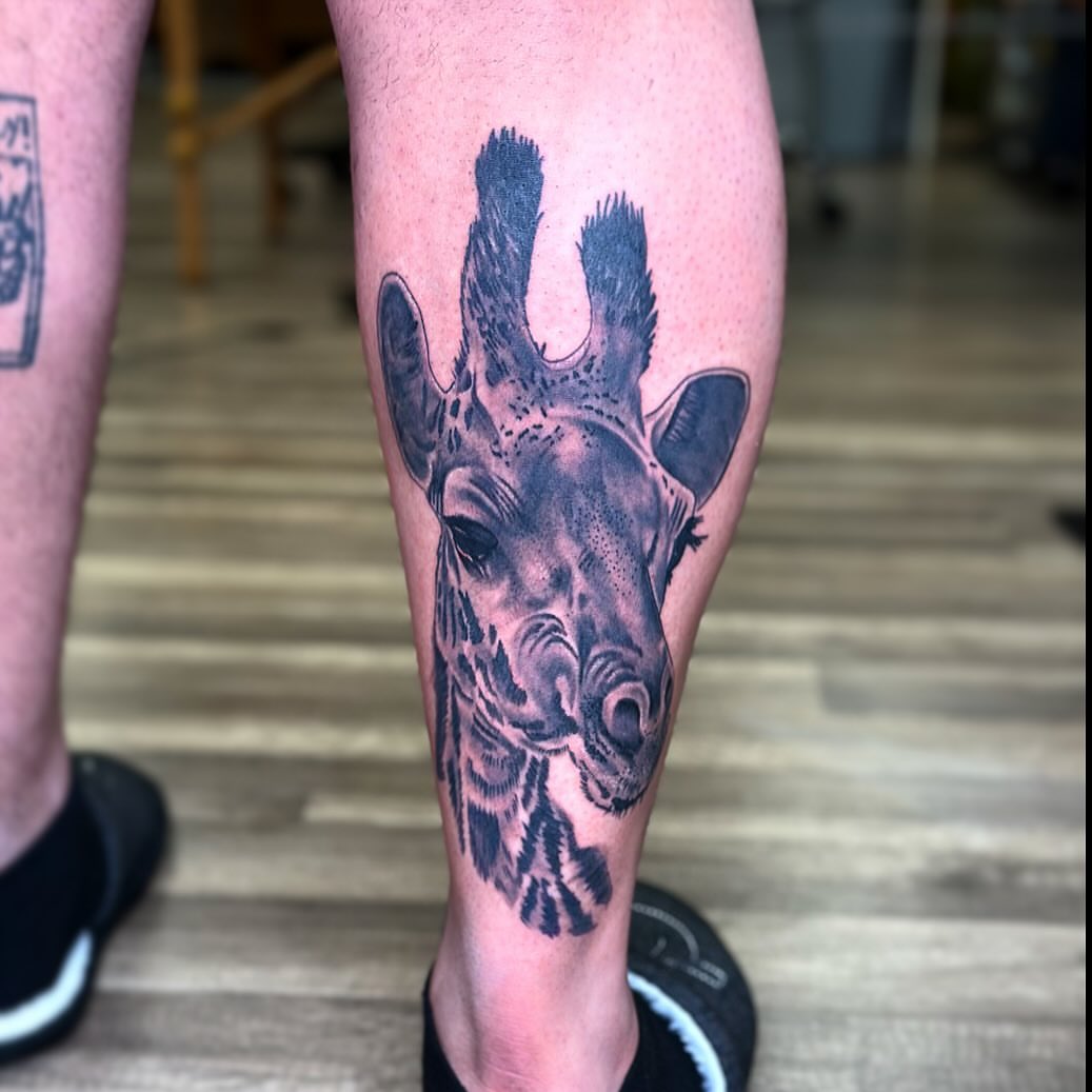 Giraffe realism tattoo on the calf by Diana Kunz