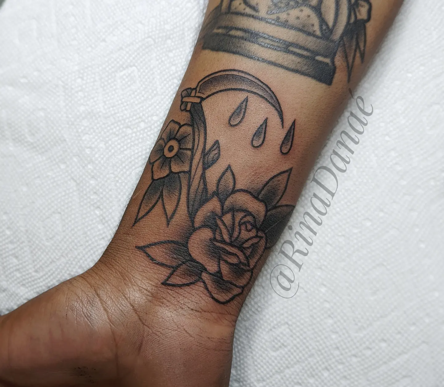 Rose and crown black and grey tattoo on the forearm by Rina Danaé Tattoo🌿