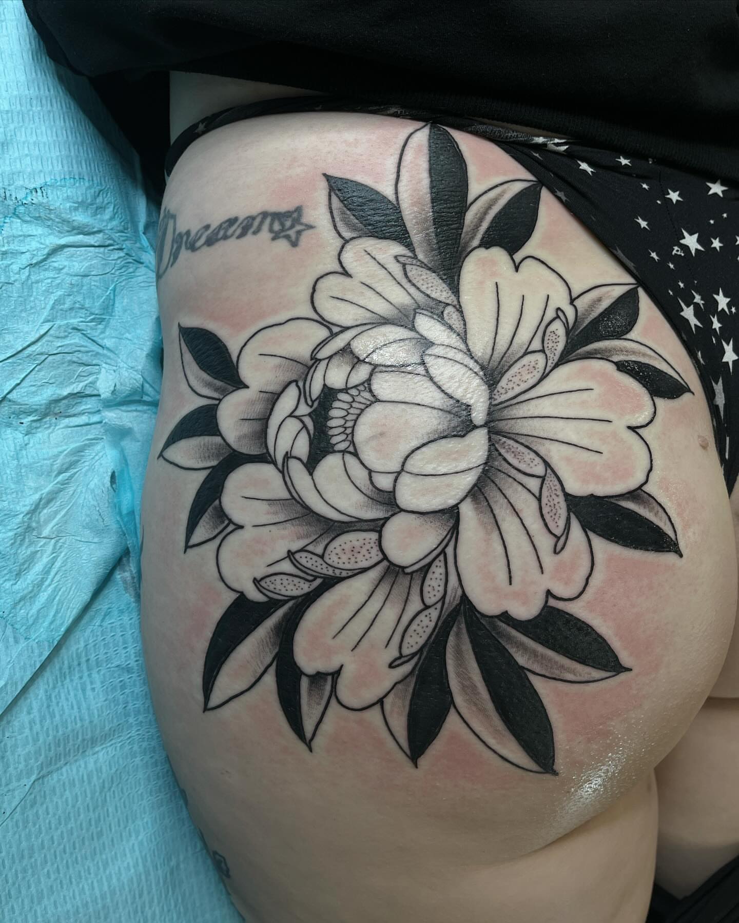 Flower black and grey tattoo on the thigh by ᥴꫝꪶꪮꫀ 𝘬ꪶꫀ𝓲ꪀ ❤️‍🔥, Denver, Colorado