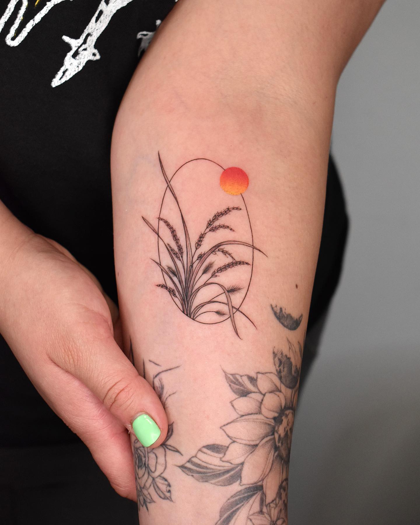 Grass and sunset minimalist tattoo on the forearm by ๐๐๐ฆ ๐๐ ๐ฎ๐ฒ๐๐ง