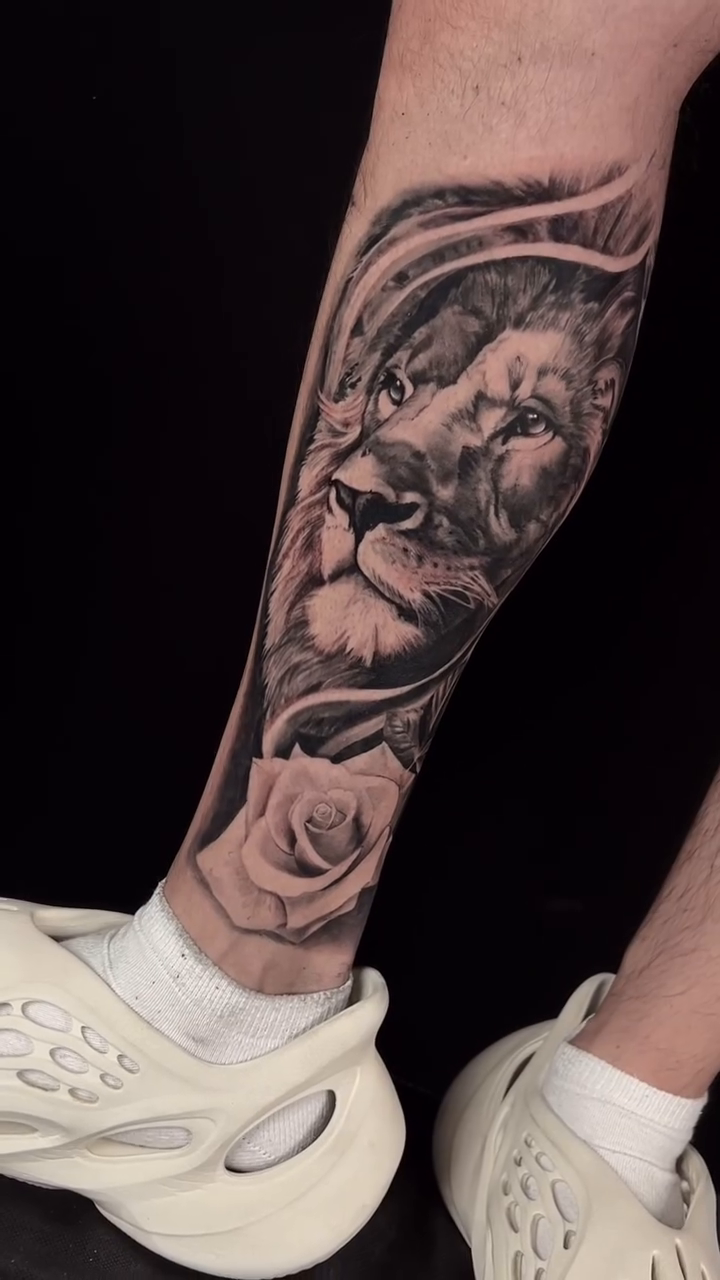 Lion and roses realism tattoo by Amilia Gullotta