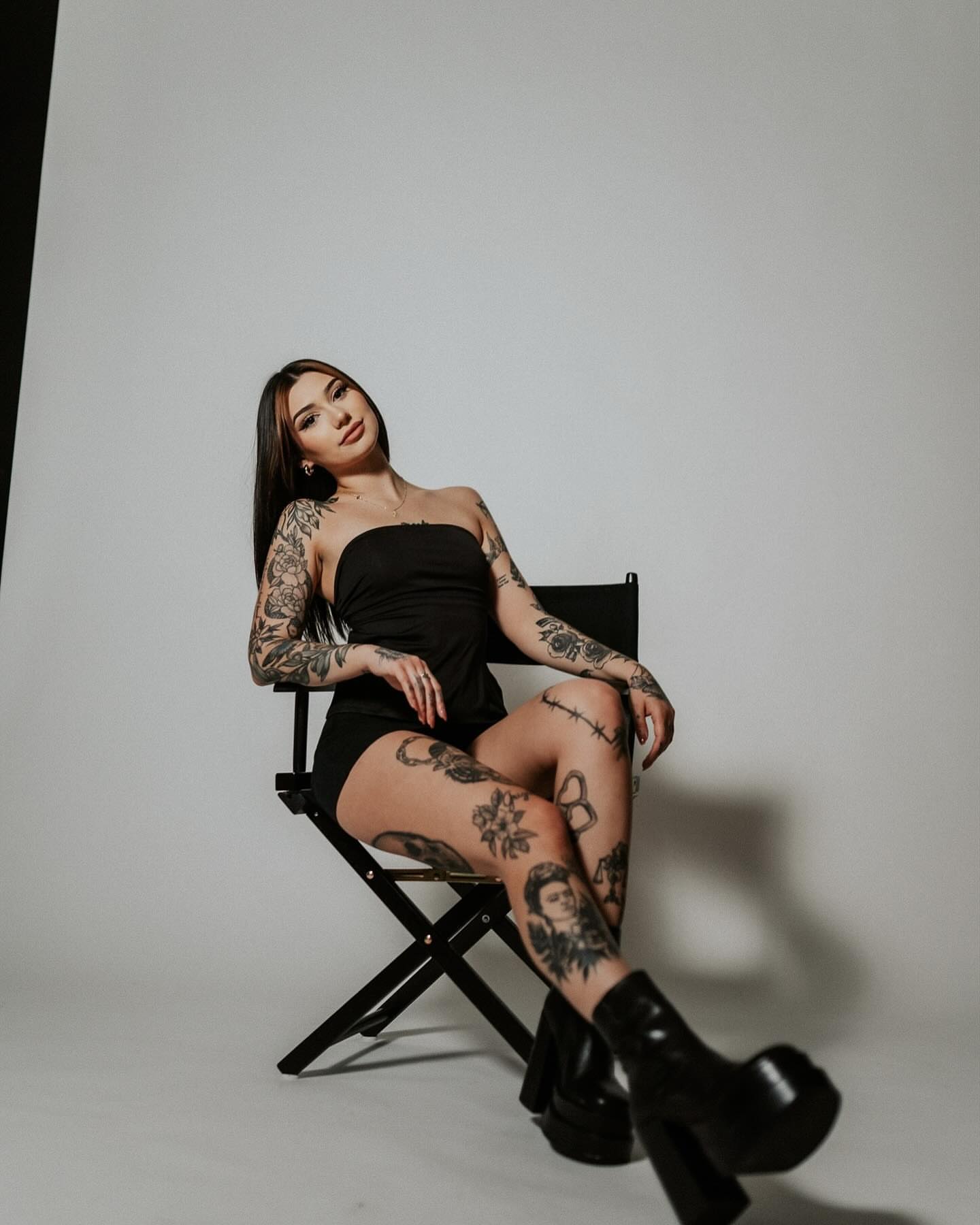 Tattooed woman black and grey tattoo on the thigh by 𝐀𝐘𝐀𝐍𝐀𝐇