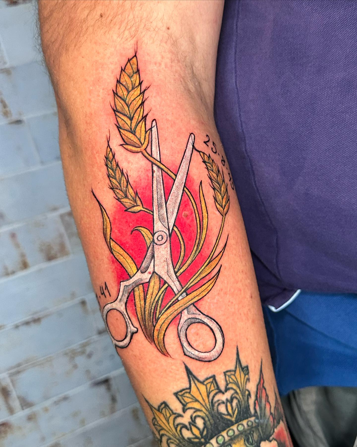 Scissors and wheat neo-traditional tattoo on the forearm by Marta La Jirafa