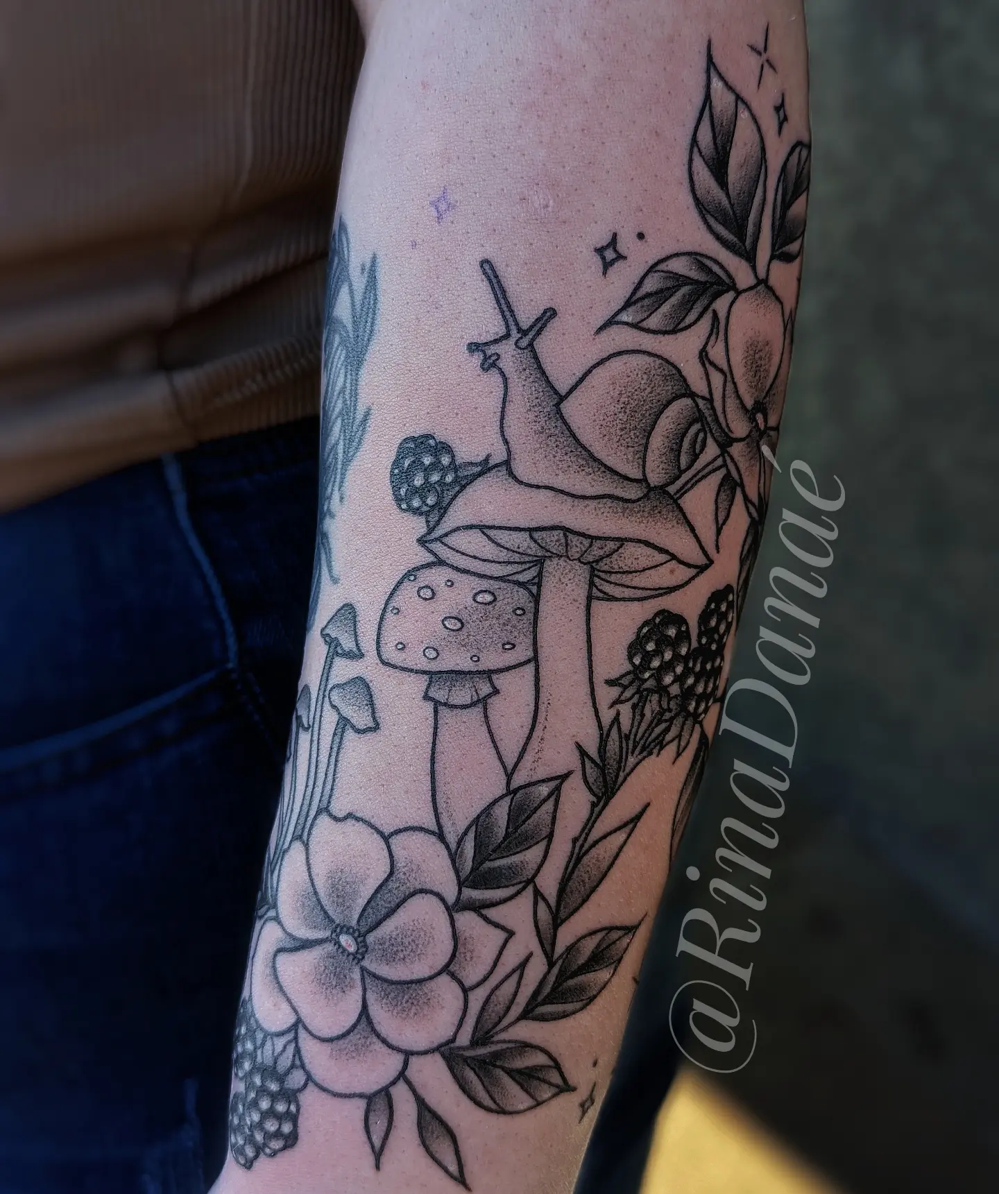 Snail and flowers dotwork tattoo on the forearm by Rina Danaé Tattoo🌿