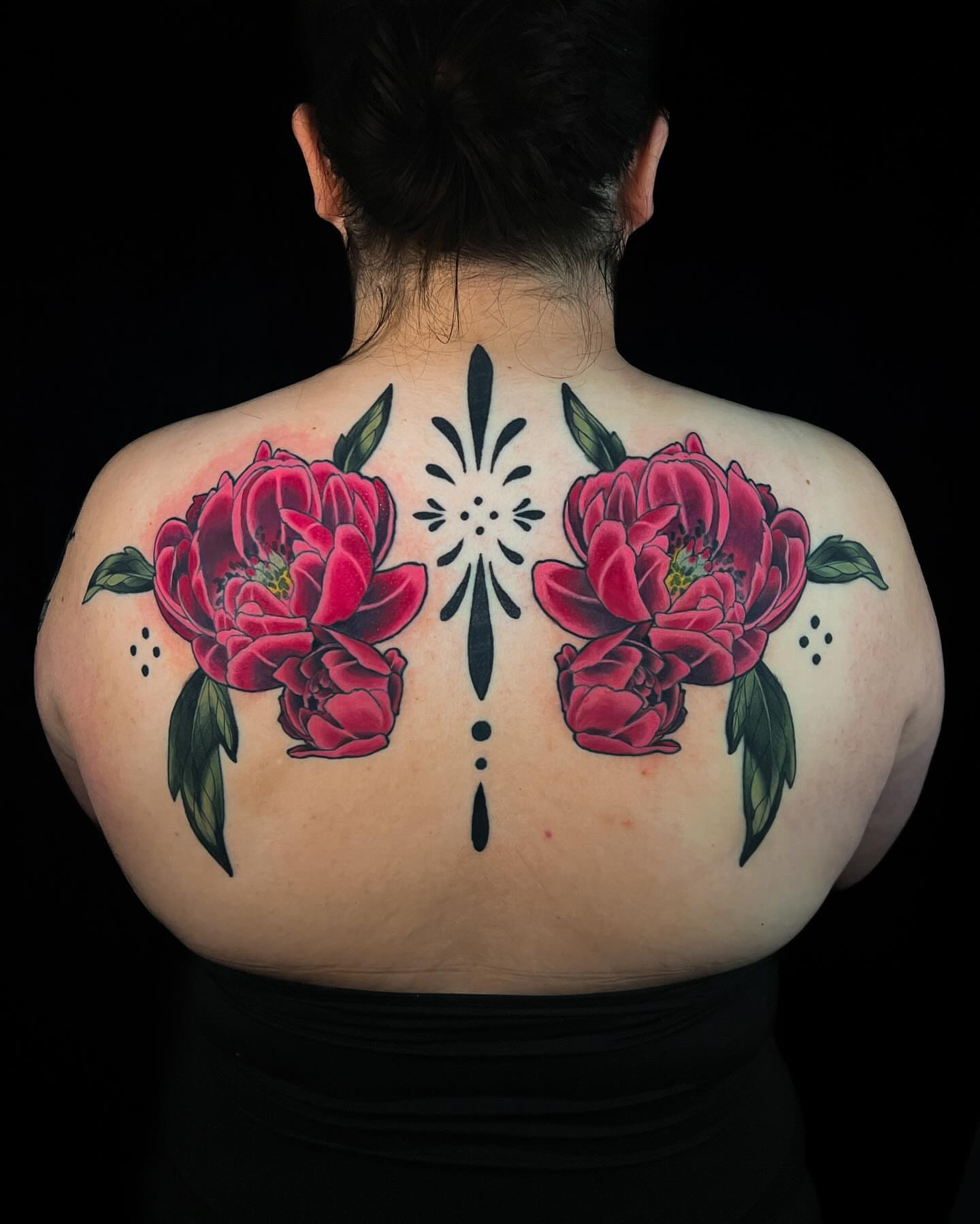 Peony flowers American traditional tattoo on the back by 𝖃𝖆𝖓𝖉𝖗𝖎𝖆 ✦ ᴏʀᴇɢᴏɴ ᴛᴀᴛᴛᴏᴏ ᴀʀᴛɪꜱᴛ