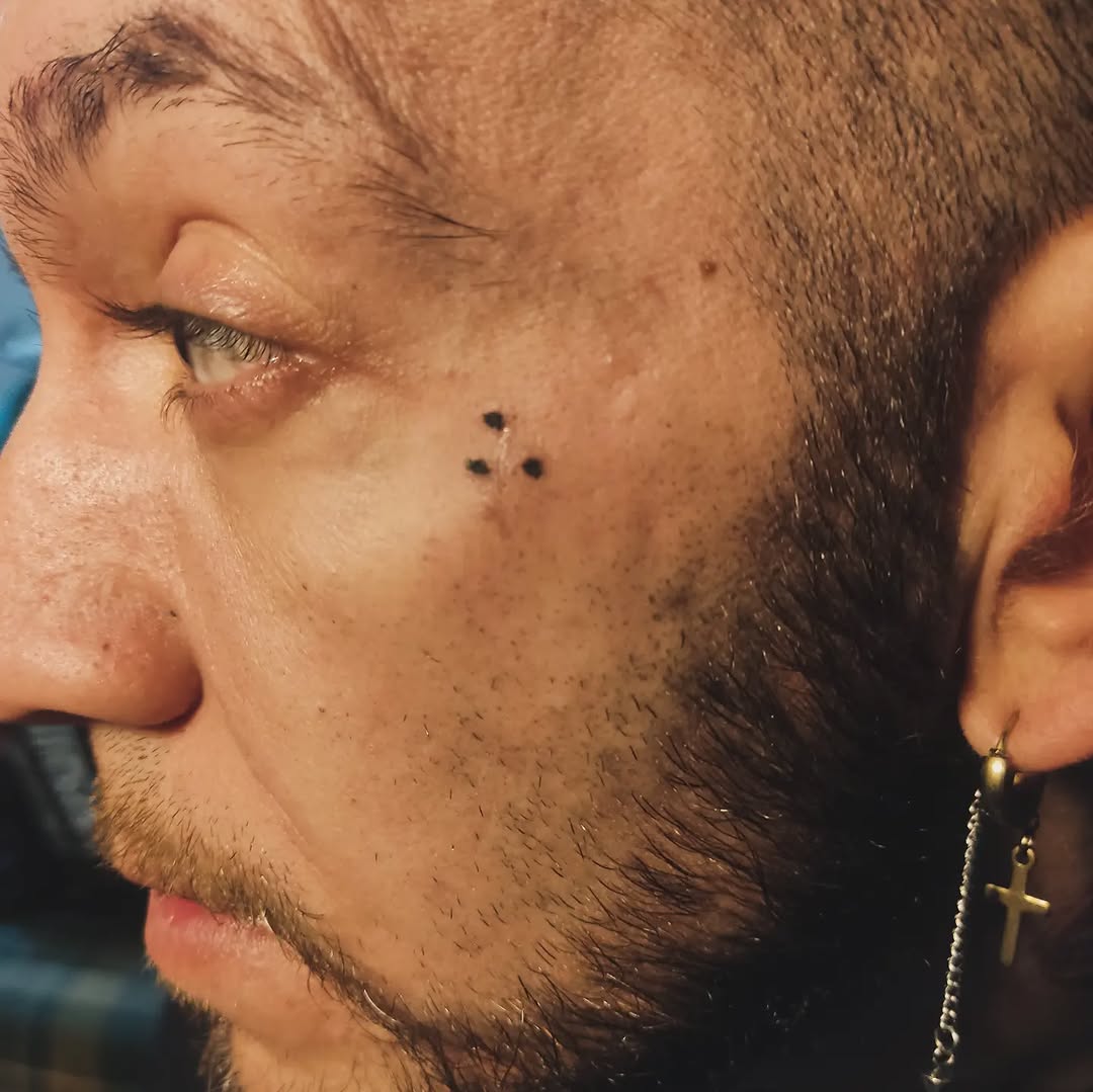 Three dots dotwork tattoo on the head by Tatuadora & Piercer