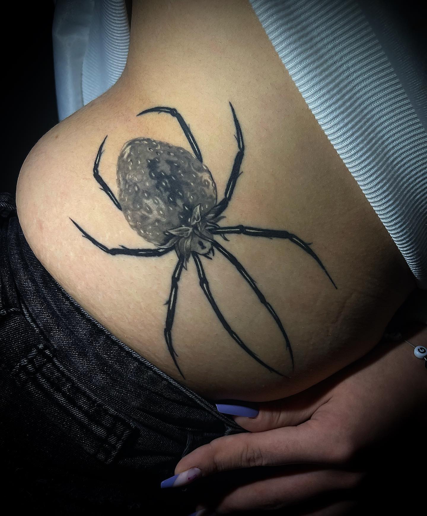 Spider realism tattoo on the thigh by @tattoos_by_elijah