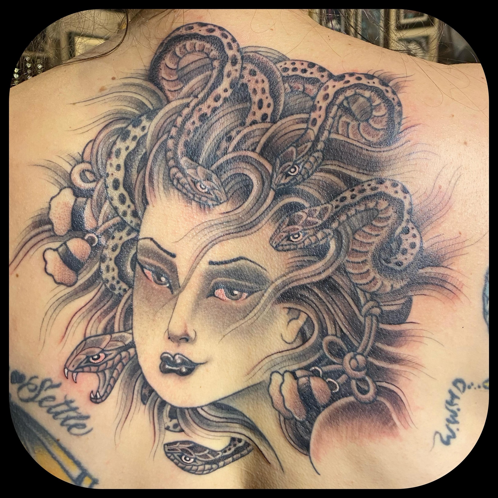 Medusa realism tattoo on the back by ๐ญ๐๐ ๐ฎ๐๐๐๐๐, Berkeley, California
