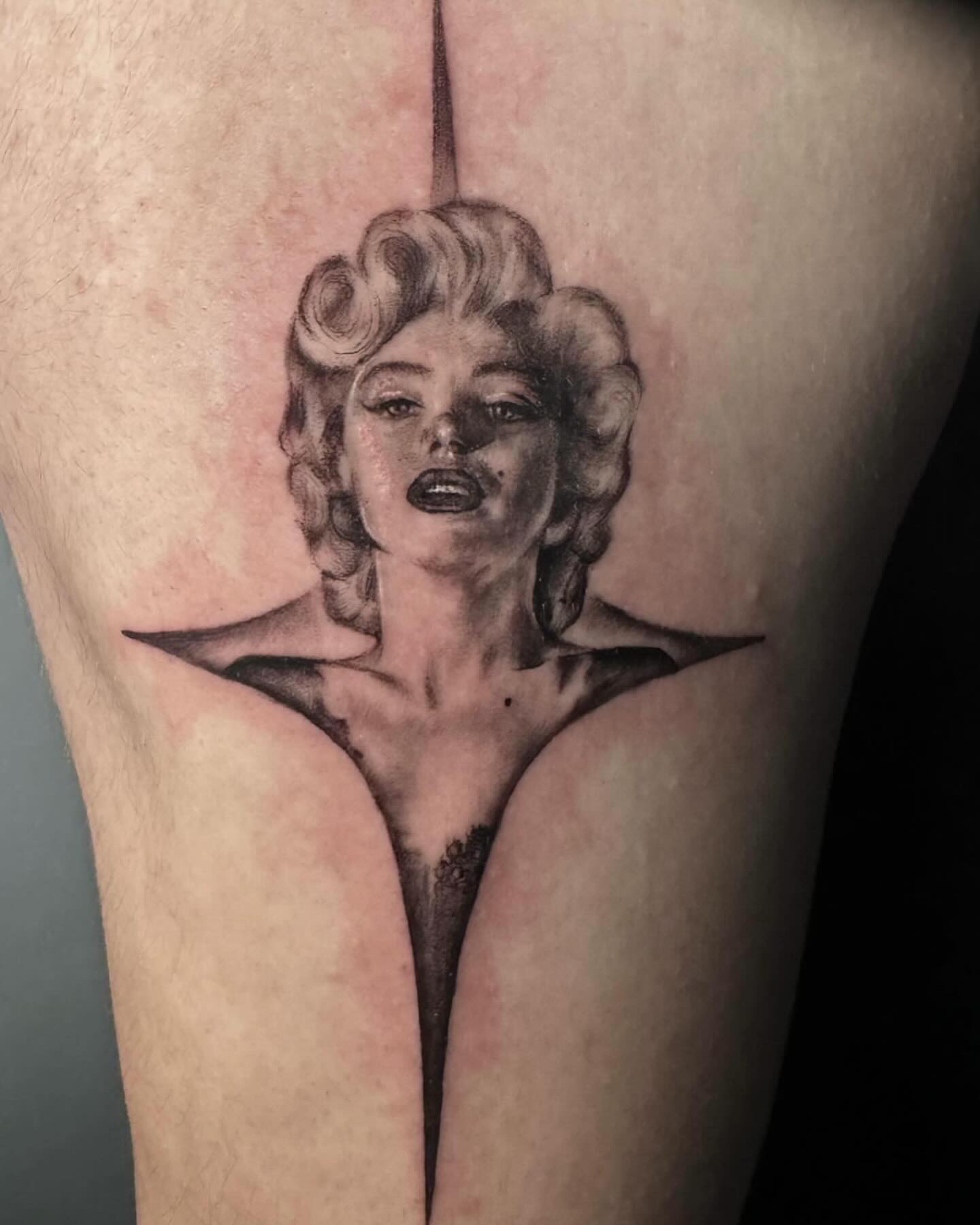 Marilyn monroe black and grey tattoo on the thigh by dallas tattoo artist ๐ฒ๐ฝ bilingue