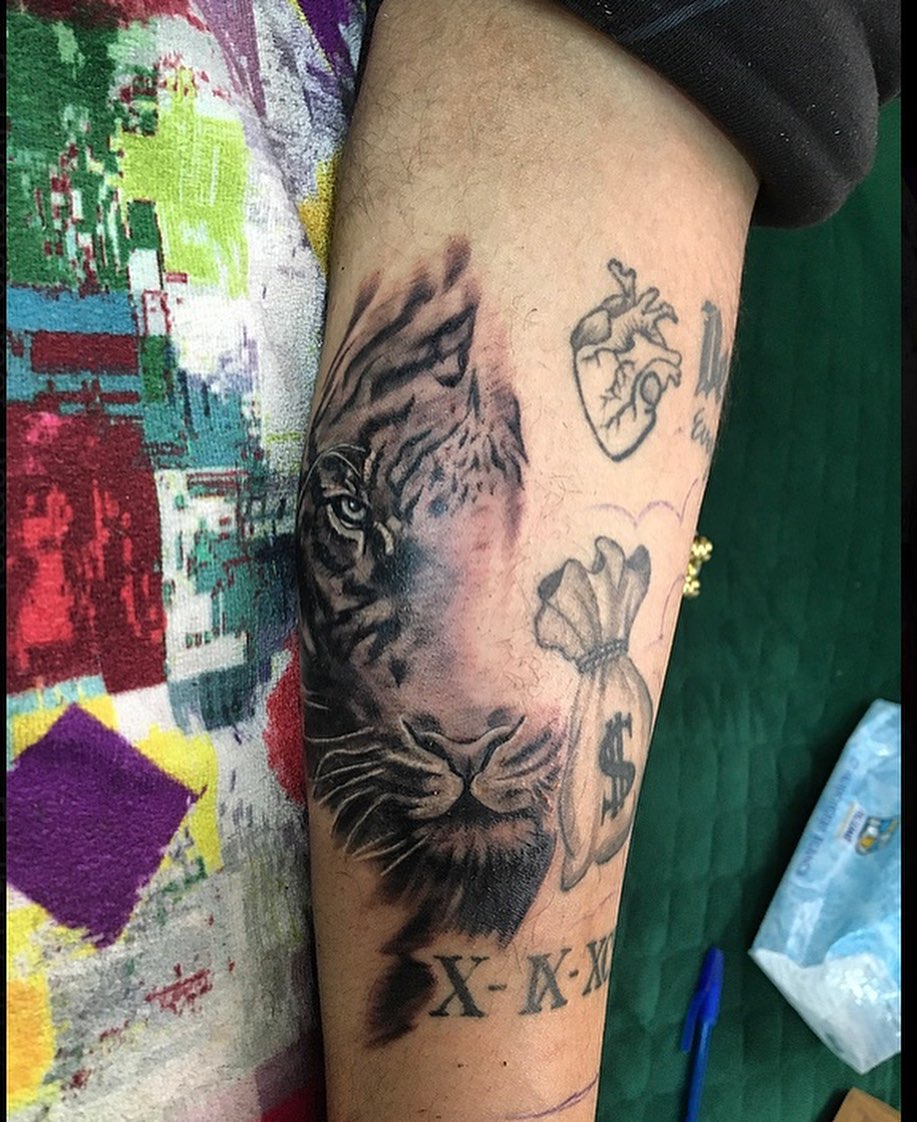 Tiger realism tattoo on the forearm by la flamme