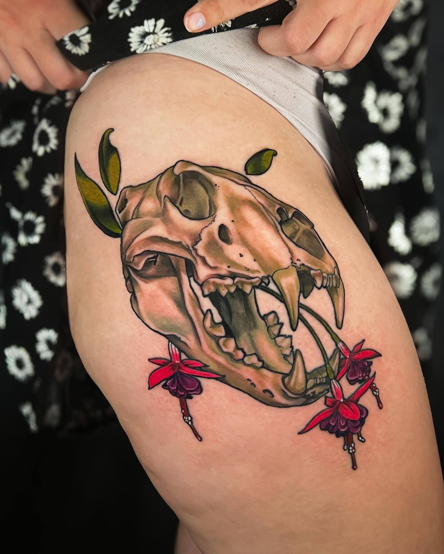 Skull with flowers realism tattoo on the thigh by 𝖃𝖆𝖓𝖉𝖗𝖎𝖆 ✦ ᴏʀᴇɢᴏɴ ᴛᴀᴛᴛᴏᴏ ᴀʀᴛɪꜱᴛ