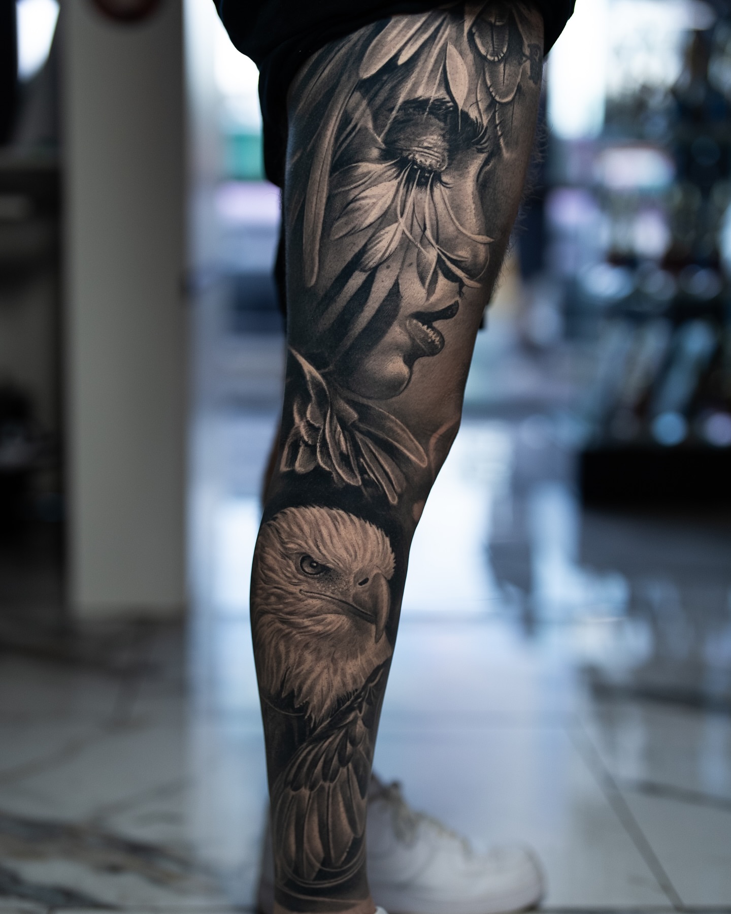 Woman with eagle realism tattoo on the leg by π¨π»βπ¨Ever luis Rivero π¨π»βπ¨