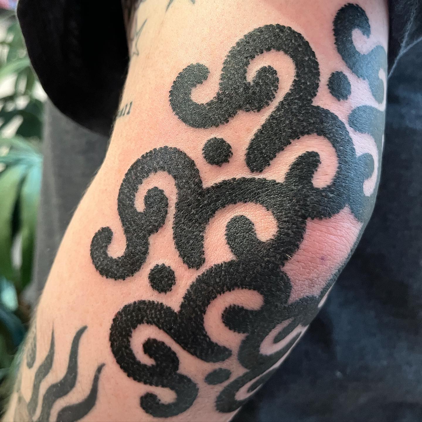 Swirls dotwork tattoo on the forearm by kevvy