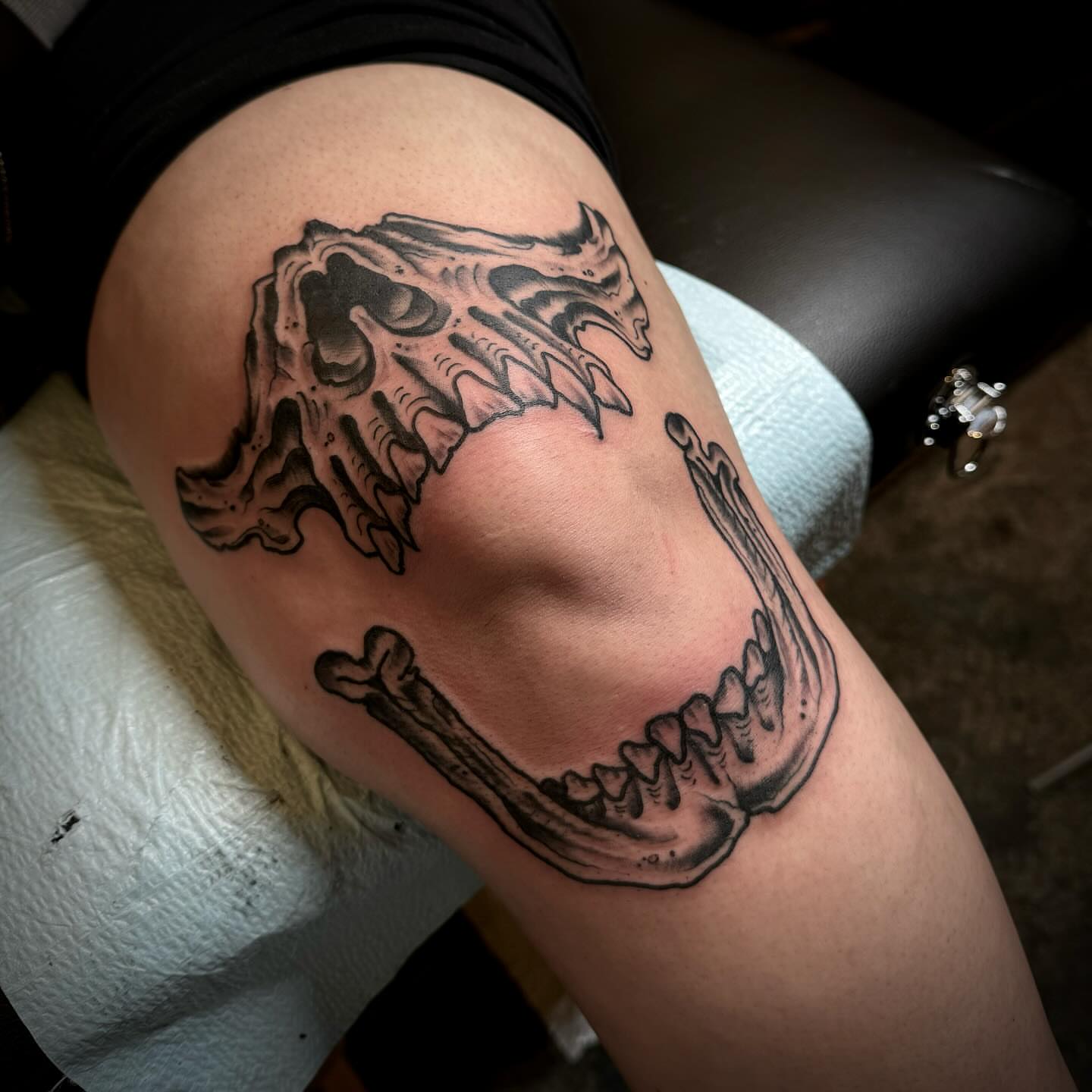 Skull black and grey tattoo on the thigh by Troy Mort, Altoona, Pennsylvania