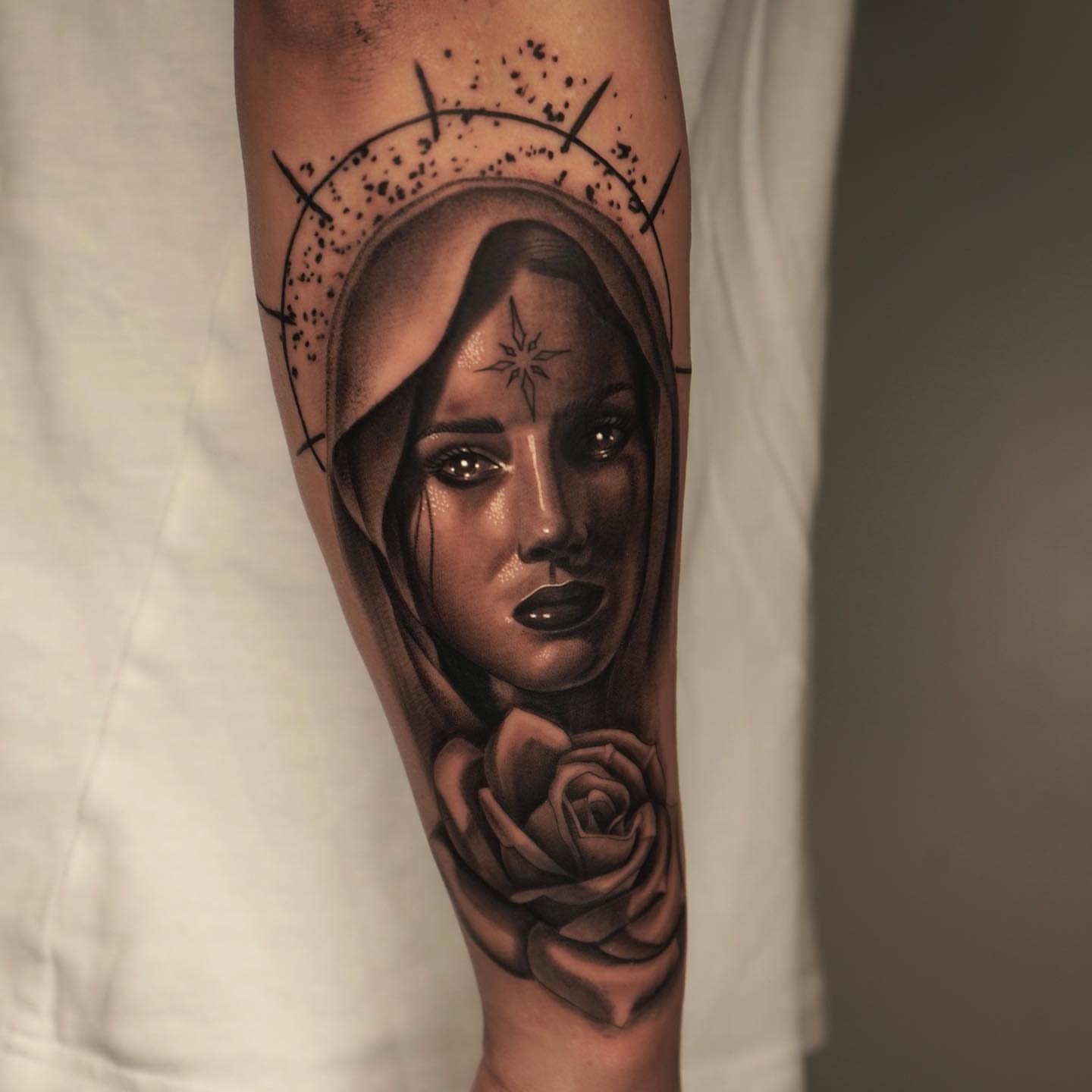 Woman with hood and rose realism tattoo on the forearm by Eduardo Alonso Cruz ๐ฒ๐ฝ