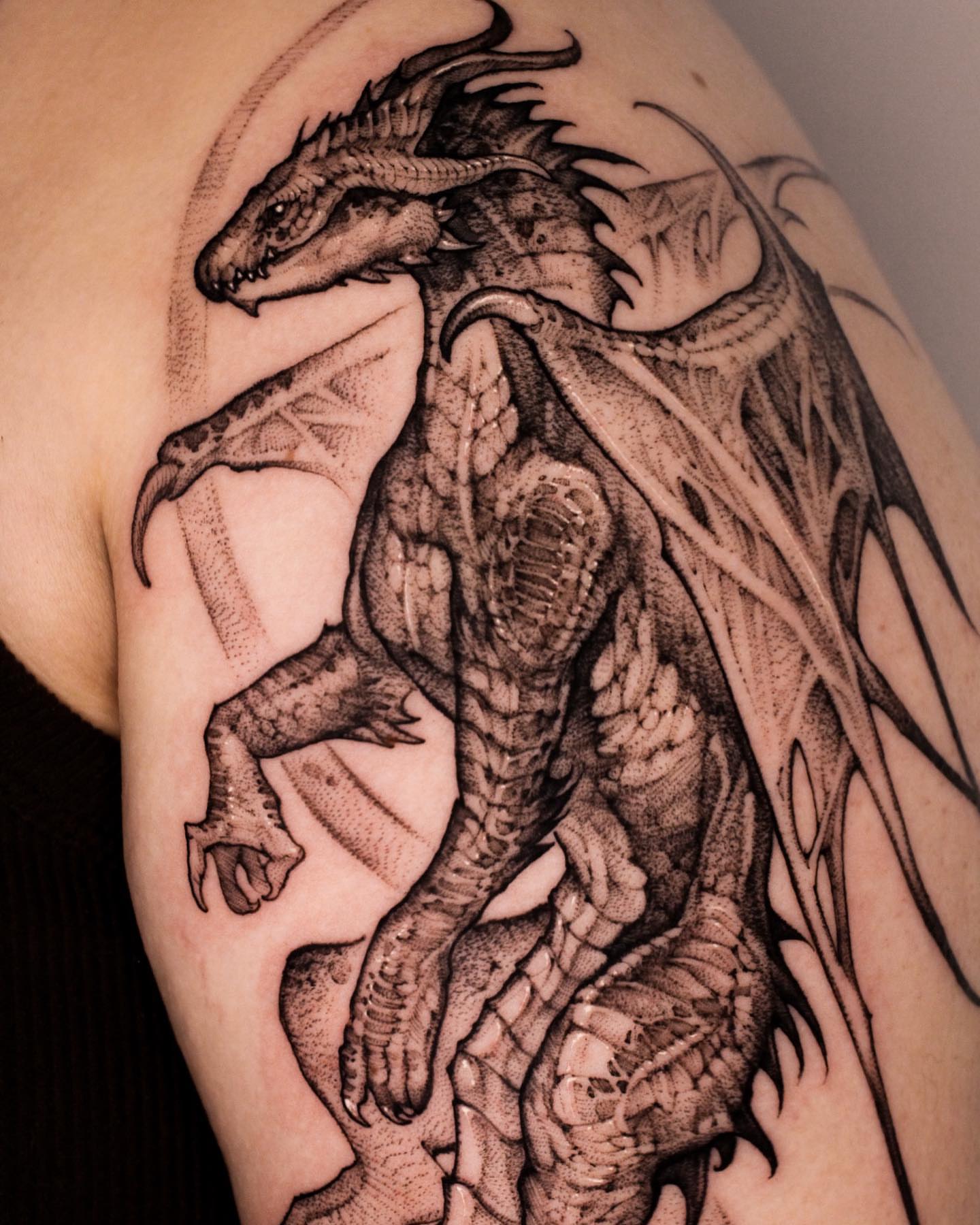 Dragon dotwork tattoo on the shoulder by 우레