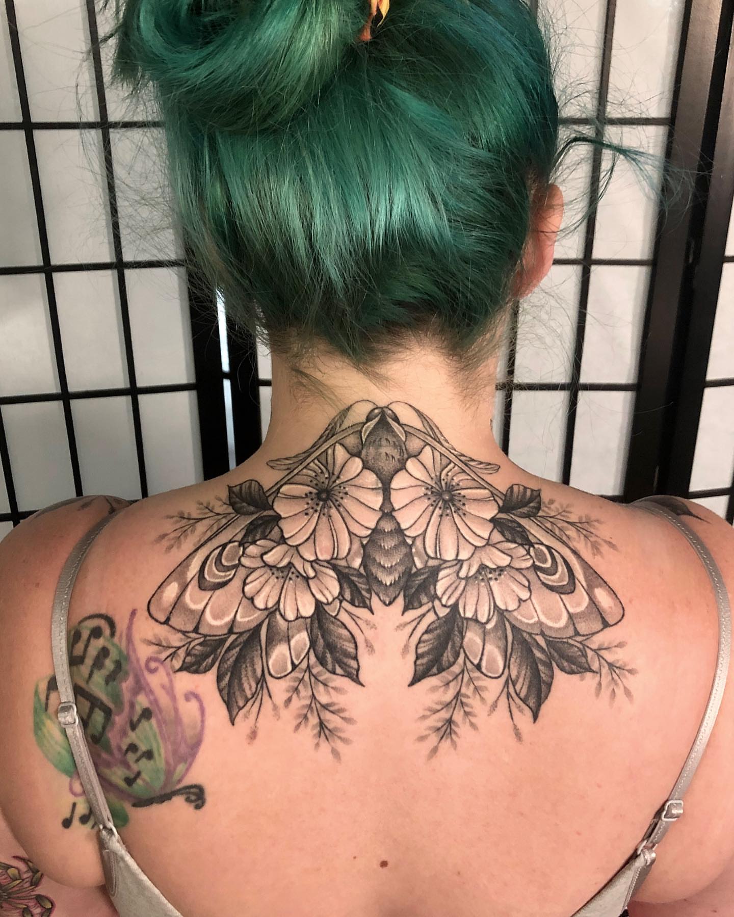 Moth and flowers black and grey tattoo on the back by 𝔍𝔢𝔫𝔫𝔦𝔢 𝔗𝔦𝔢𝔰𝔪𝔞𝔫
