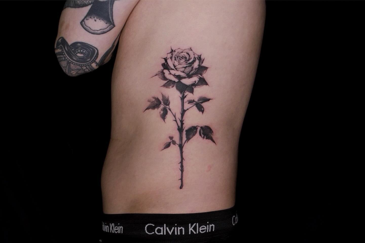 Rose black and grey tattoo on the ribs by 𝑴𝒆𝒍𝒐