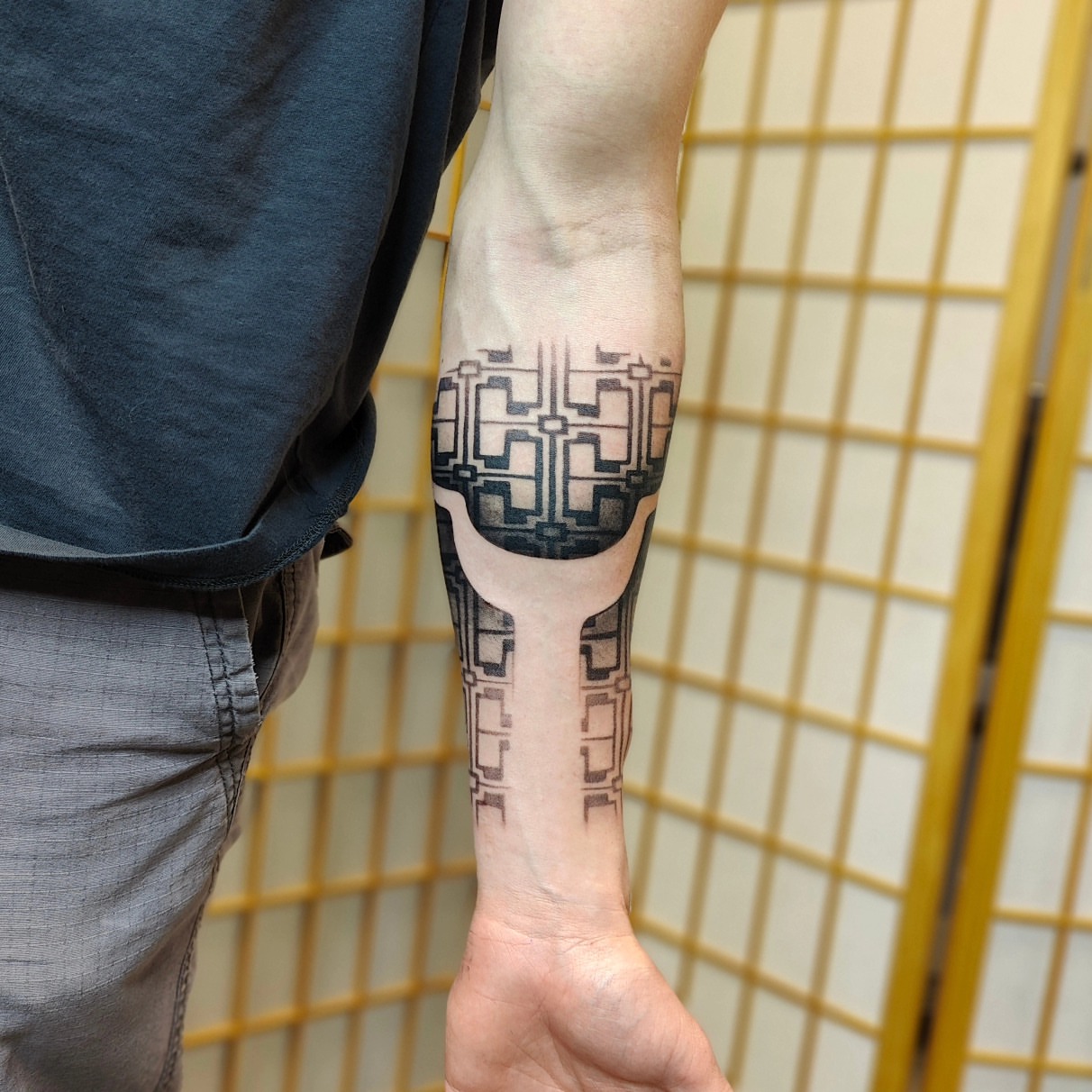 Geometric pattern geometric tattoo on the forearm by Ｔｏｍ Ｌｏｒａｎｚ