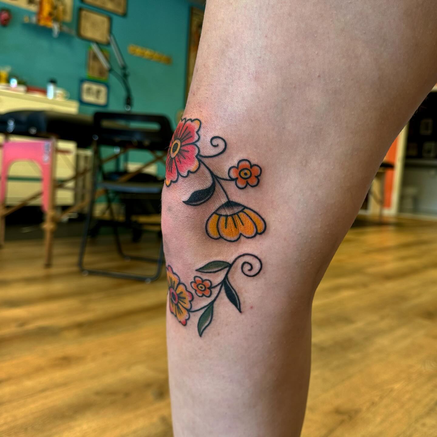 Floral arrangement new school tattoo on the forearm by 𝙹𝙴𝚆𝙴𝙻𝚂 𝙸𝙳𝙴𝚃𝚃𝙴 𝙳𝙸𝚃𝚃𝚁𝙸𝙲𝙷 (𝙻𝙰𝚂𝙾𝚃𝙰), Minneapolis, Minnesota