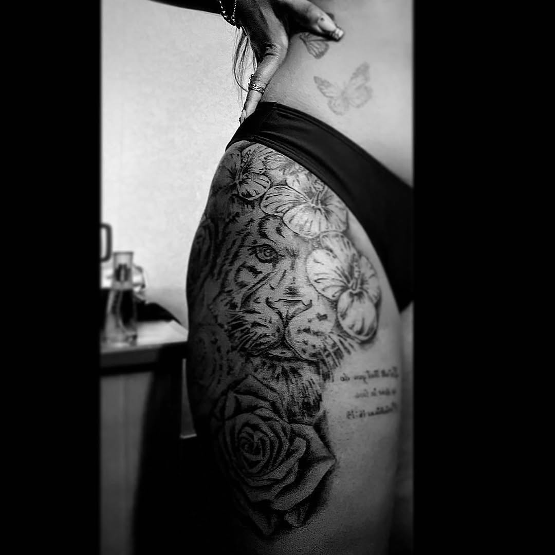 Tiger face with flowers and rose realism tattoo on the shoulder by Bear
