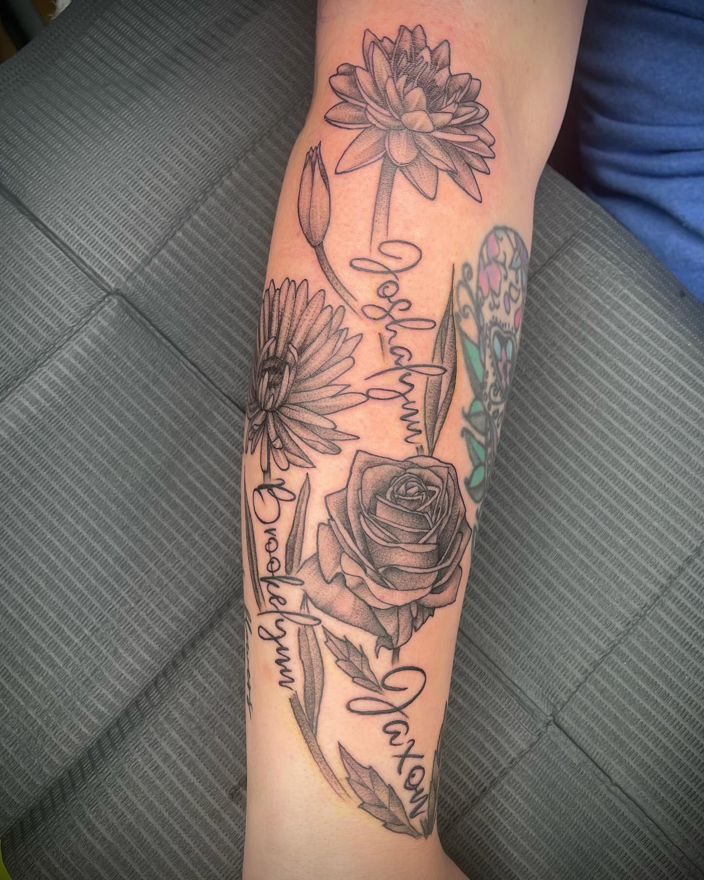 Tattoo by @aaronysidro — black_and_grey, lettering_script