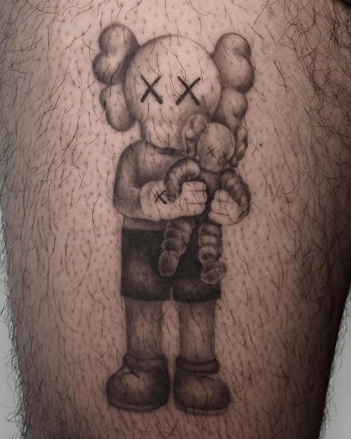 Kaws black and grey tattoo on the thigh by dallas tattoo artist ๐ฒ๐ฝ bilingue