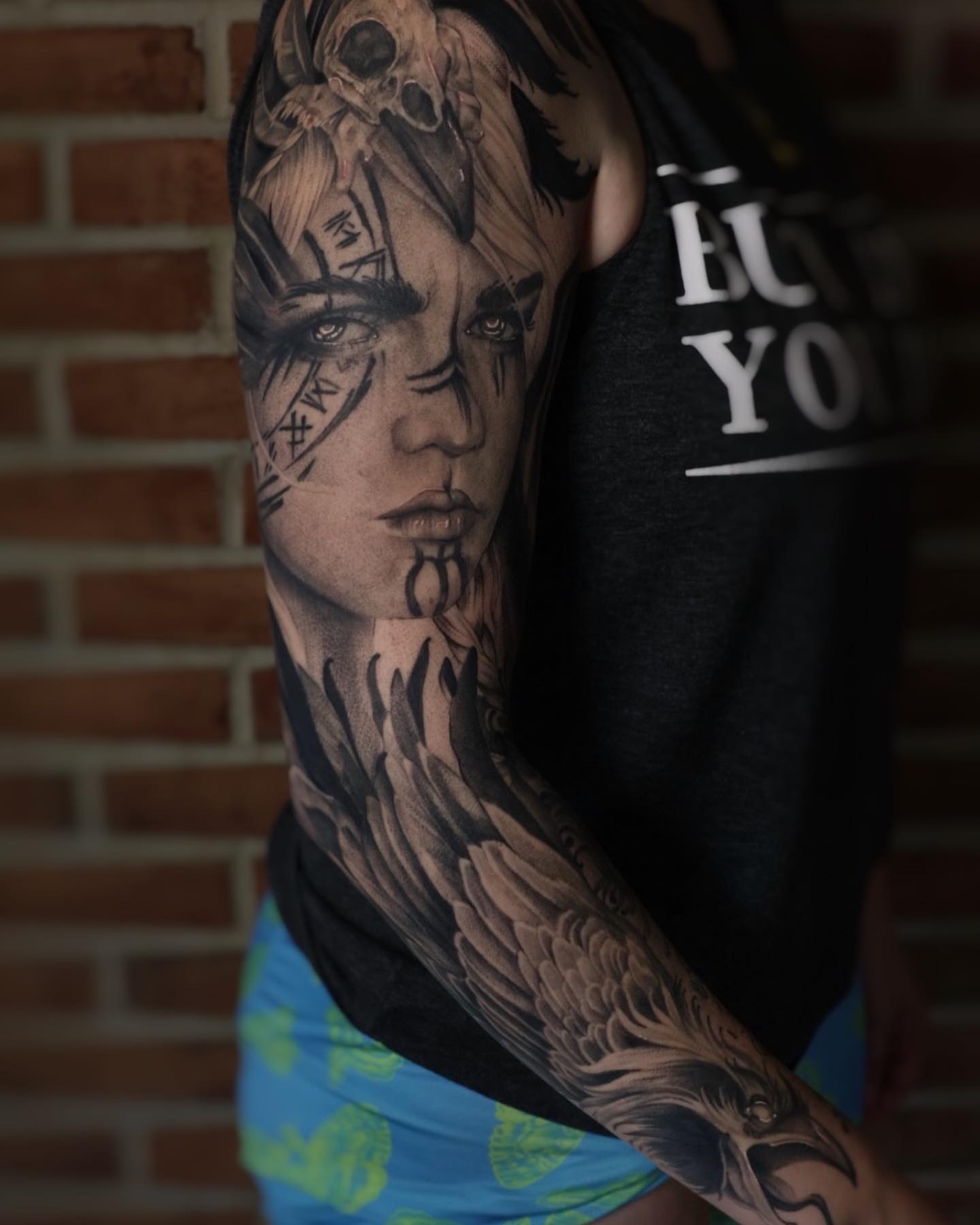 Portrait realism tattoo on the upper arm by 𝒕𝒂𝒕𝒕𝒐𝒐𝒔 𝒃𝒚 𝔏𝔞𝔲𝔯𝔢𝔫 𝔐𝔬𝔫𝔣𝔬𝔯𝔱𝔢